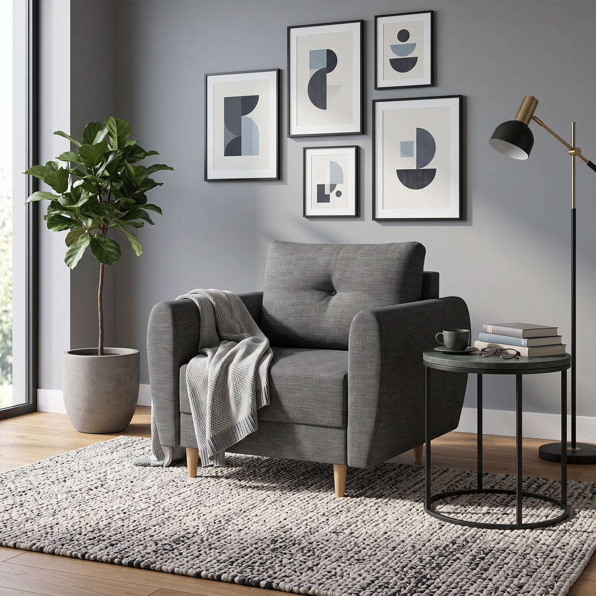 Sessel Harmi 90 cm im Wohnzimmer mit Bildergalerie, Pflanze und Tisch mit Büchern – Sessel zum Lesen