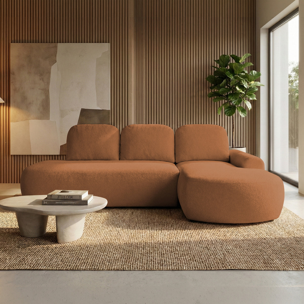Ecksofa Moluni 263 cm Rostkastanie (BELLINI 09) rechtsseitig im hellen Wohnzimmer am Fenster, Ecksofa fürs Wohnzimmer