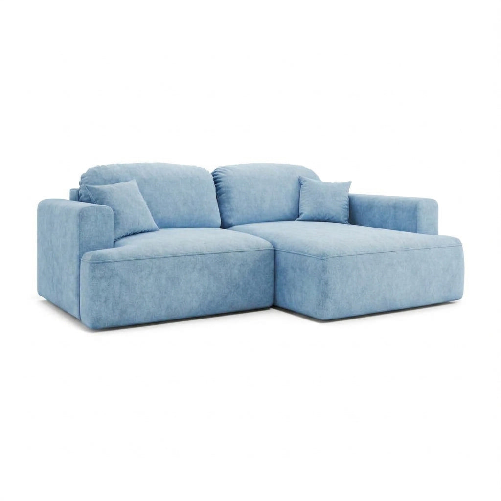 Ecksofa Senvali 240 cm Stahl Azur (CLOUD 71) rechtsseitig – Ecksofa zum Schlafen mit Récamiere, Schrägansicht