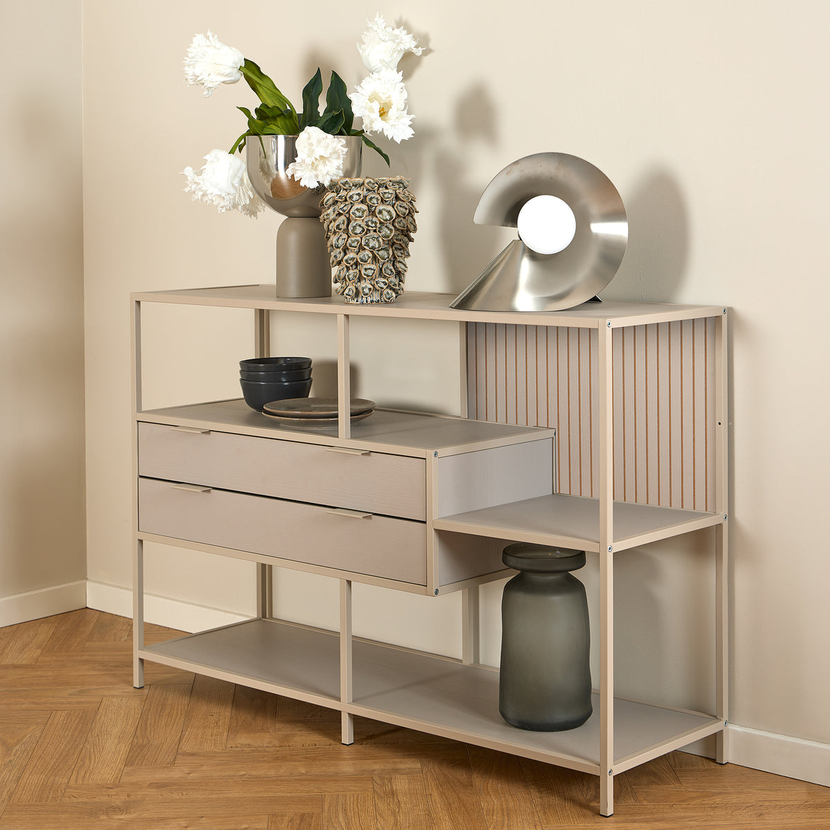 Niedriges Regal „Skeleto“ 114 x 78, graues Melamin, mit weißen Blumen in einer Vase und einer silbernen Lampe auf der Ablagefläche
