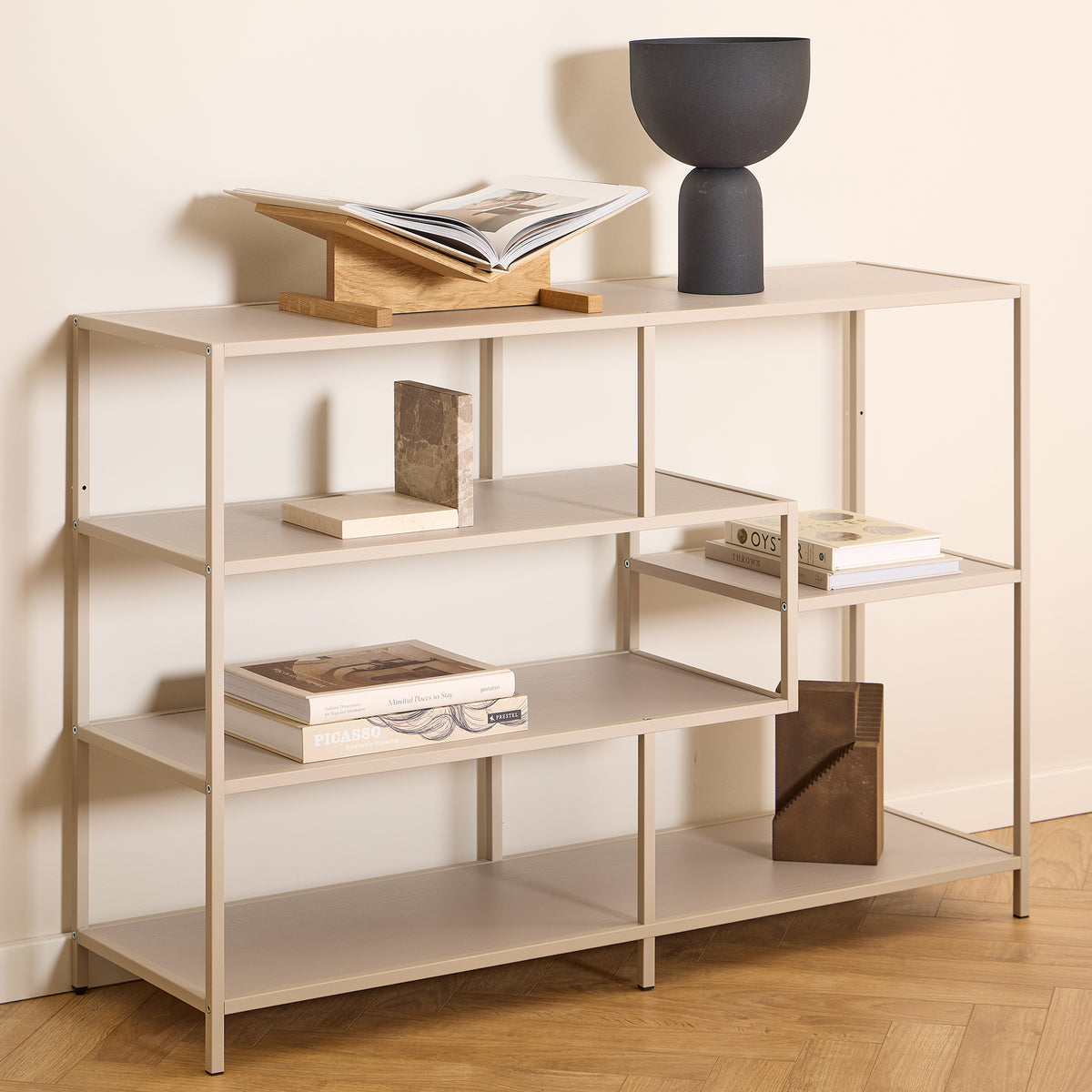 Regal „Skeleto“ 114 x 78, graues Melamin, mit Büchern, schwarzer Vase und Deko – Bücherregal für das Wohnzimmer