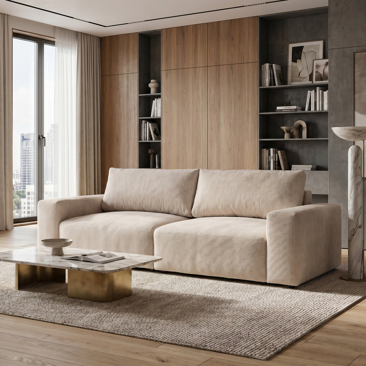Sofa Iskeli 260 cm Creme Taupe (ARAGON 03) im Wohnzimmer mit Holzwand, Regal und Marmortisch – Sofa fürs Wohnzimmer