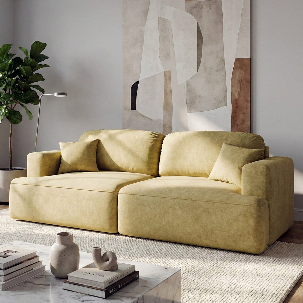 Sofa Senvali 241 cm Golden Sepia (CLOUD 32) im hellen Wohnzimmer mit Pflanze, Bild und Marmortisch