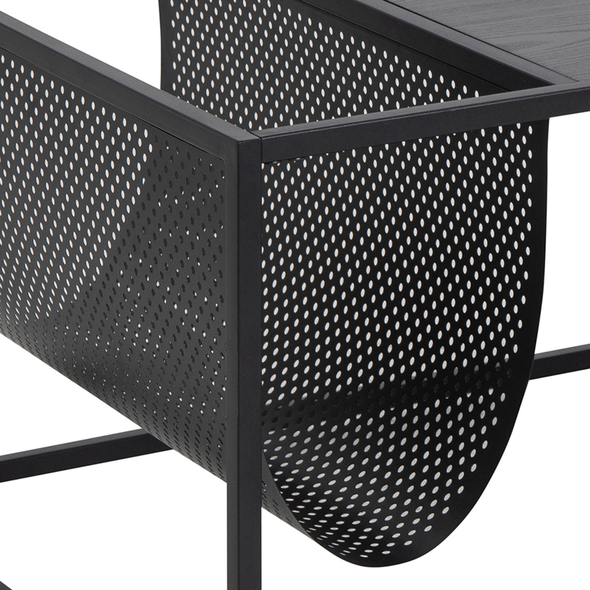 Couchtisch Skeleto 110x60 – Nahaufnahme der perforierten Zeitungsablage und des quadratischen Rahmenprofils