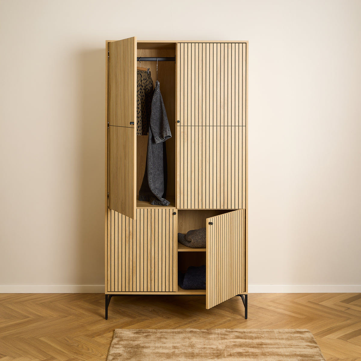 Bambouz-Kleiderschrank 99 x 200 auf Fischgrätenparkett – offene Türen, Kleidung an der Kleiderstange und Pullover auf dem Regal, Kleiderschrank für das Schlafzimmer