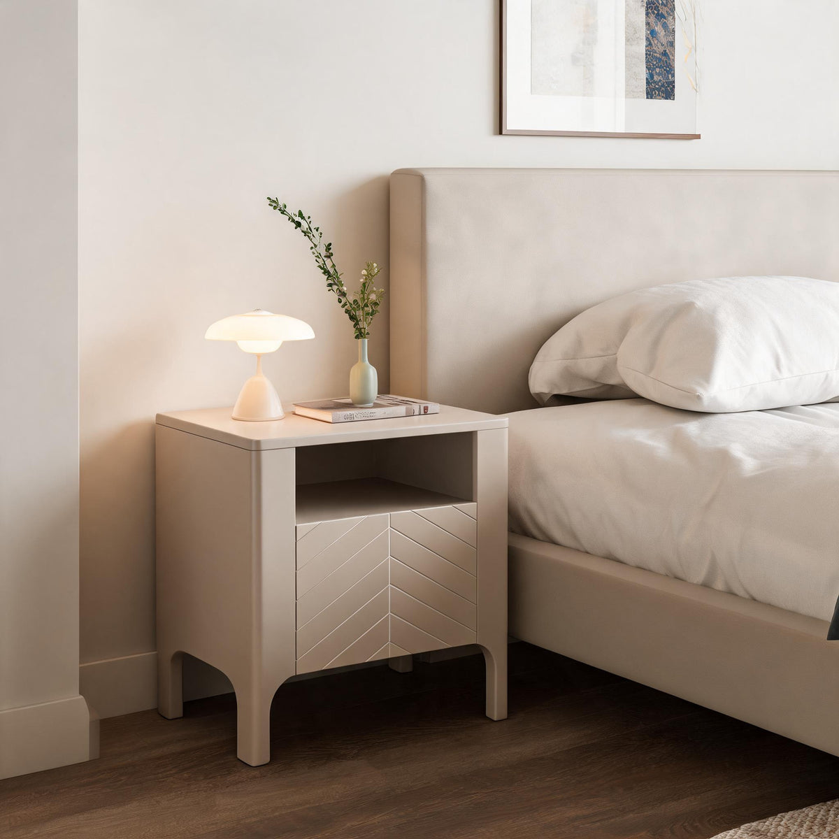 Nachttisch EKLIPSO 54x57 mit offener Nische im modernen Stil, Farbe Kaschmir – im Interieur | Pillovely