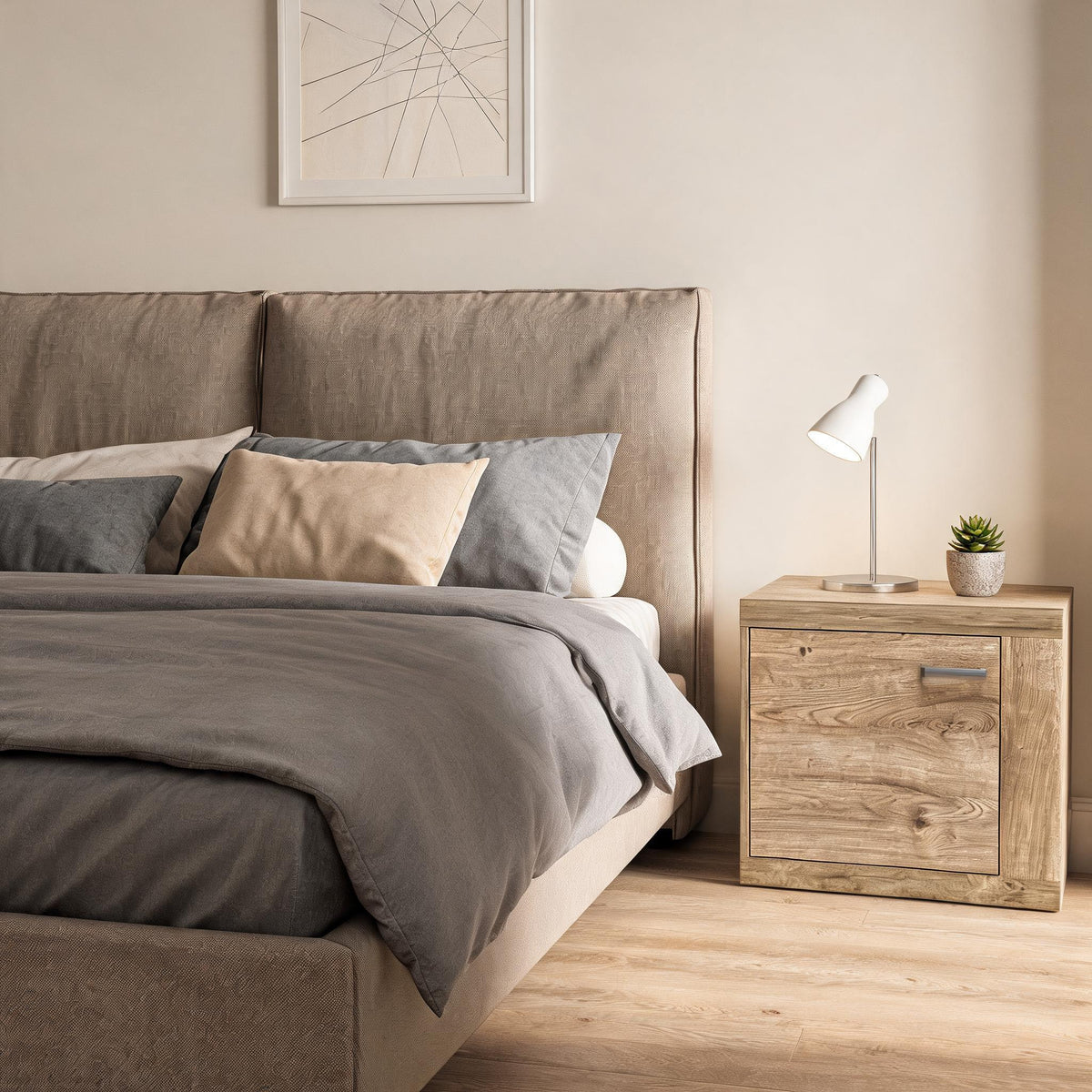 Nachttisch Korin 57x51 neben einem beigen Bett mit Lampe und Sukkulente – Nachttisch im Boho-Stil
