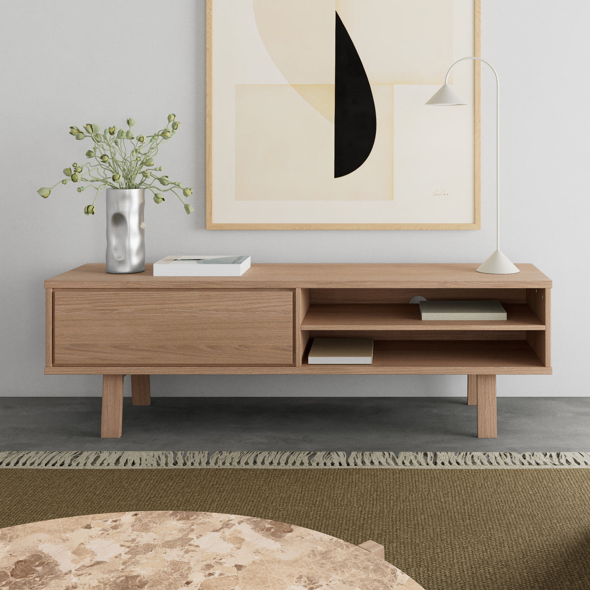 TV-Schrank „Lurisse“ 160 x 50, gebleichte Eiche unter dem Bild, mit Lampe und Vase, vor dem Marmortisch im Wohnzimmer