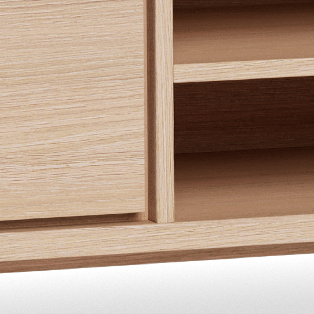 TV-Schrank Lurisse 180 x 50, gebleichte Eiche – Nahaufnahme des Eichenfurniers, der Schubladenfront und des Einlegebodens in der Nische
