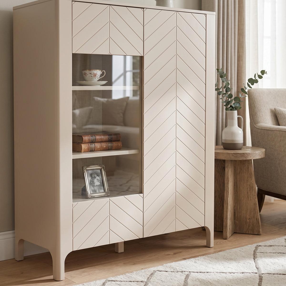 Vitrine EKLIPSO 103x145 mit Glaseinsatz im modernen Stil, Farbe Kaschmir – im Interieur | Pillovely