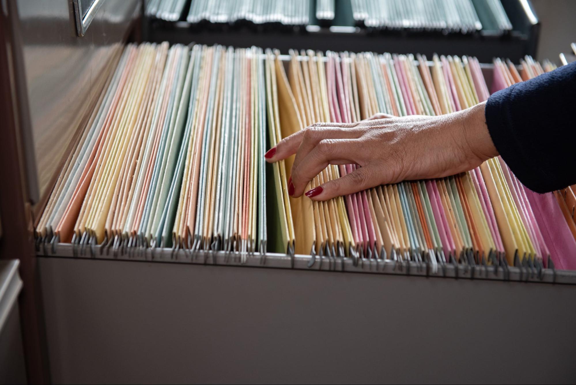 Wie bewahrt man Dokumente auf? 5 Tricks zur Aufbewahrung von Notizen, Büchern und Accessoires in einer kleinen Wohnung