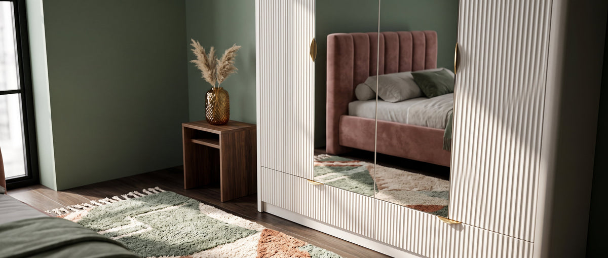 Schlafzimmer mit geräumigem Kleiderschrank Laanti mit Spiegelfronten.