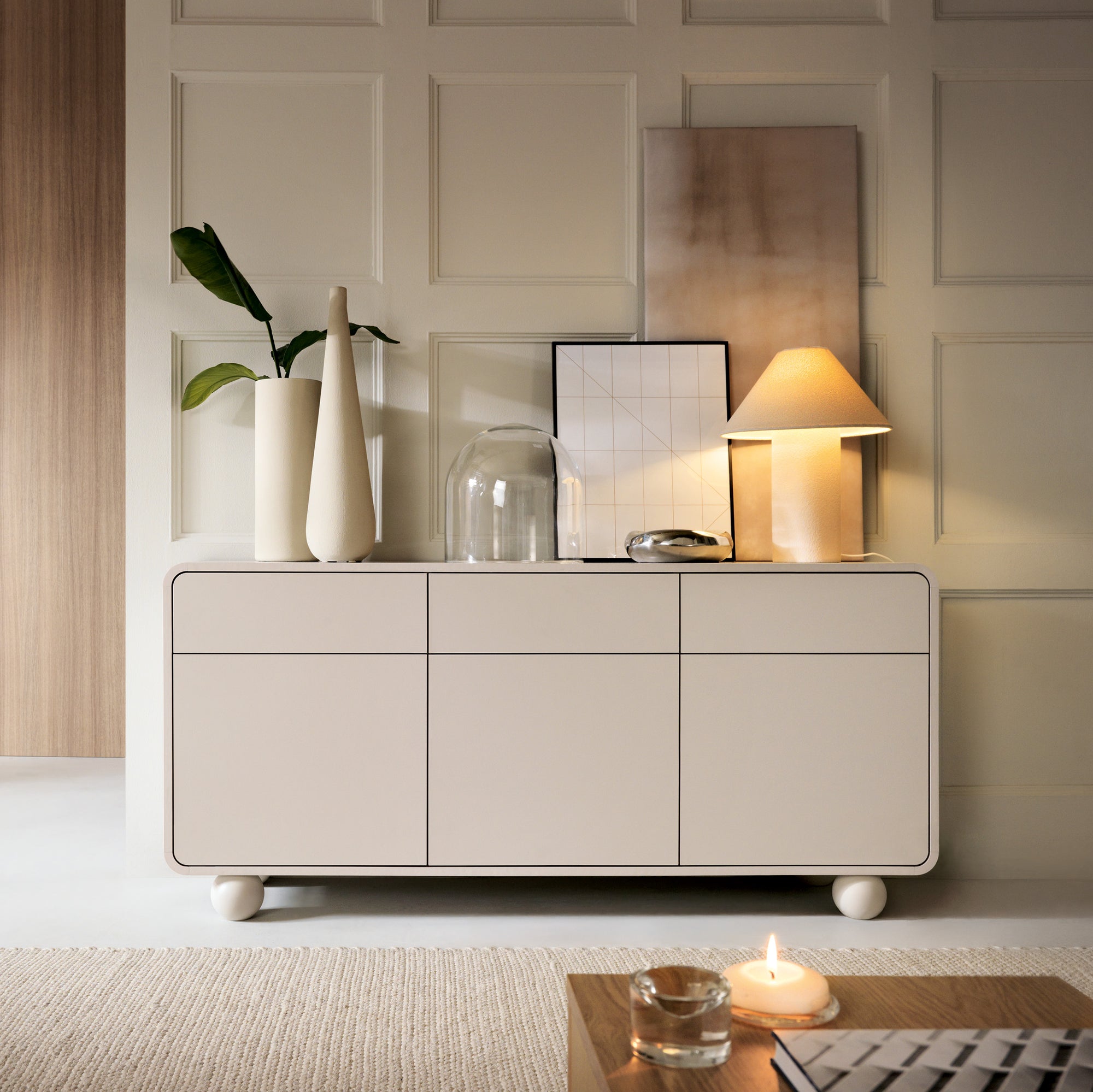 Komoda 160x75 w stylu japandi - kaszmir, gładkie fronty bez uchwytów, kuliste nóżki | Ballo
