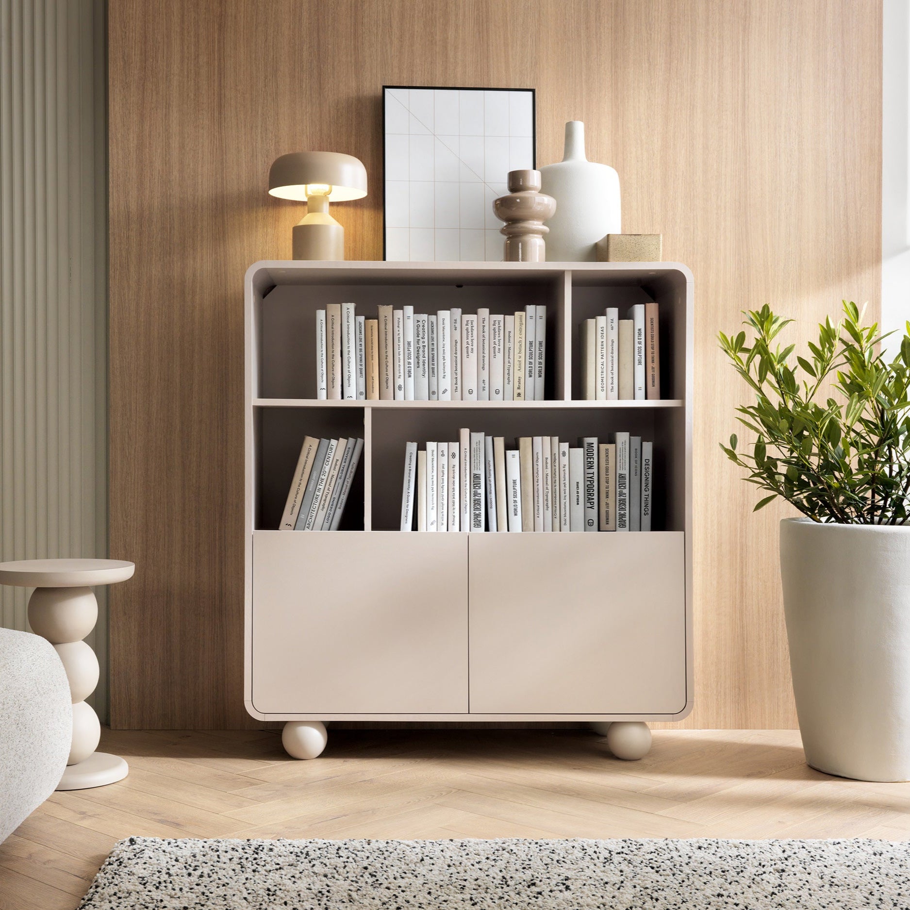 Regał 108x121 w stylu japandi - kaszmir, zaokrąglone krawędzie, kuliste nóżki | Ballo