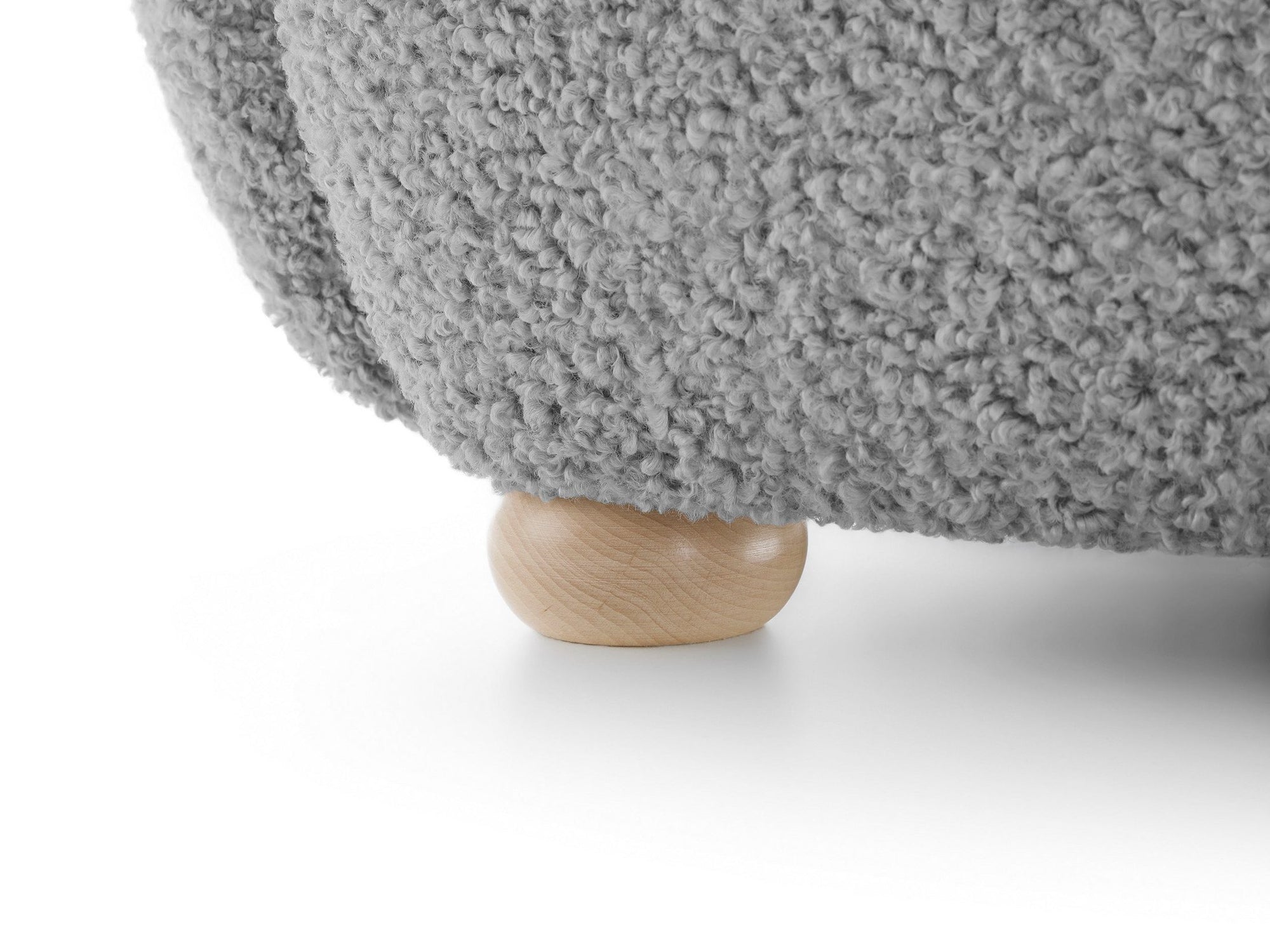 Fotel 88 cm do relaksu w stylu skandynawskim – tkanina ROLF bouclé, drewniane nogi | Tedi