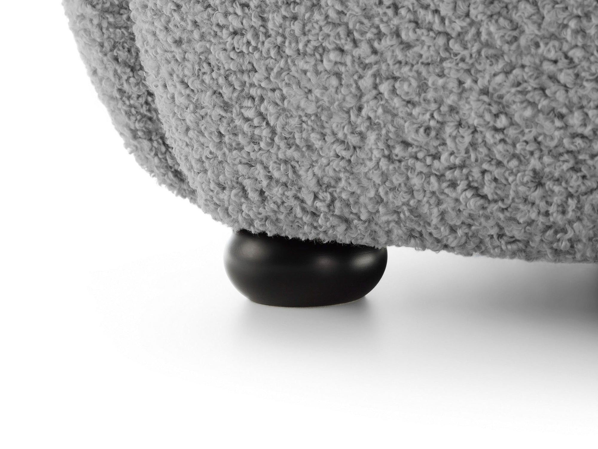 Fotel 88 cm do relaksu w stylu skandynawskim – tkanina ROLF bouclé, drewniane nogi | Tedi