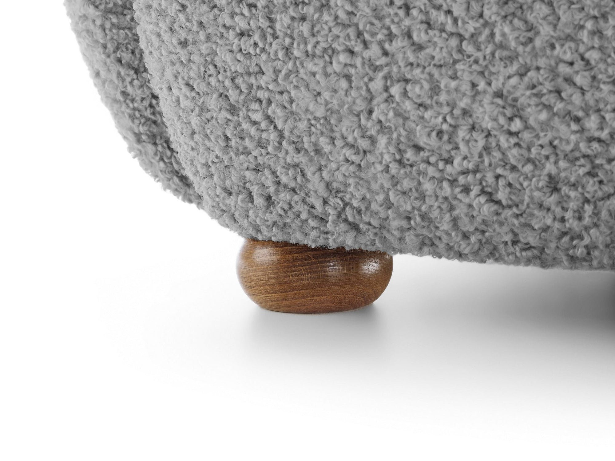 Fotel 88 cm do relaksu w stylu skandynawskim – tkanina ROLF bouclé, drewniane nogi | Tedi