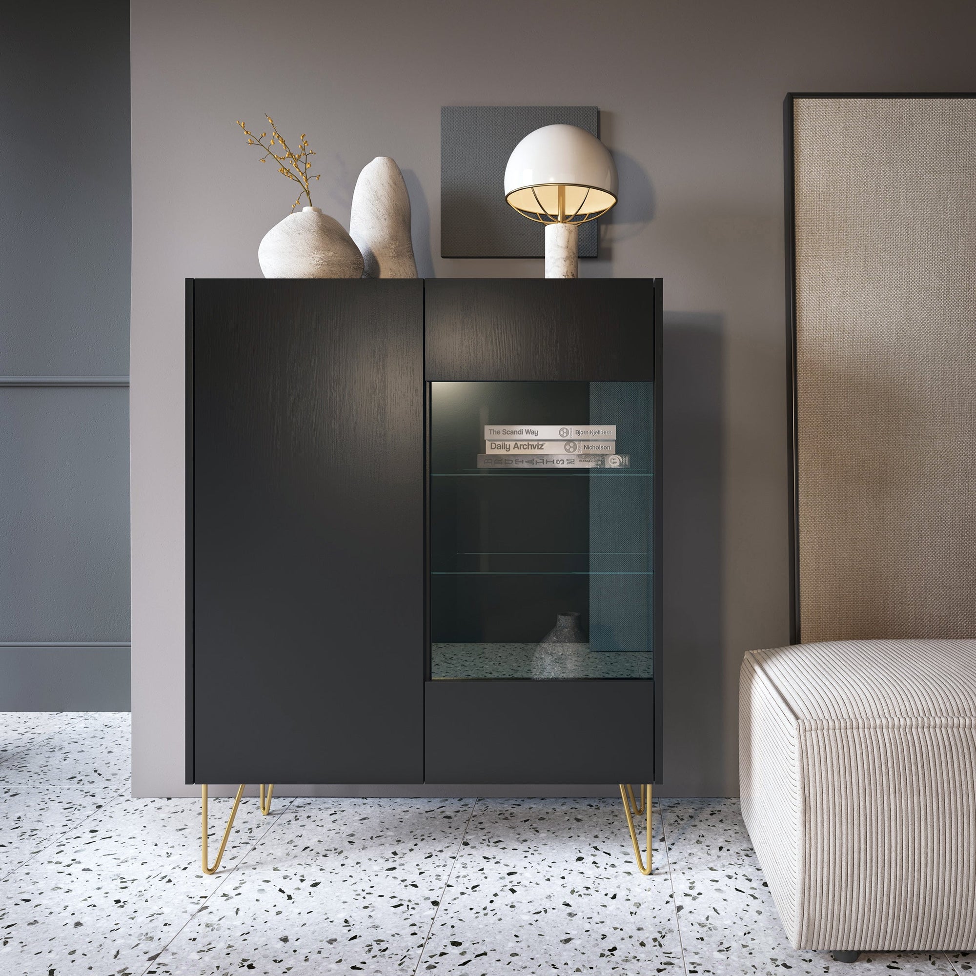 Witryna z przeszklonym frontem 97x122 cm w stylu glamour – system push to open, marmurowy blat, złote nóżki | Ballada