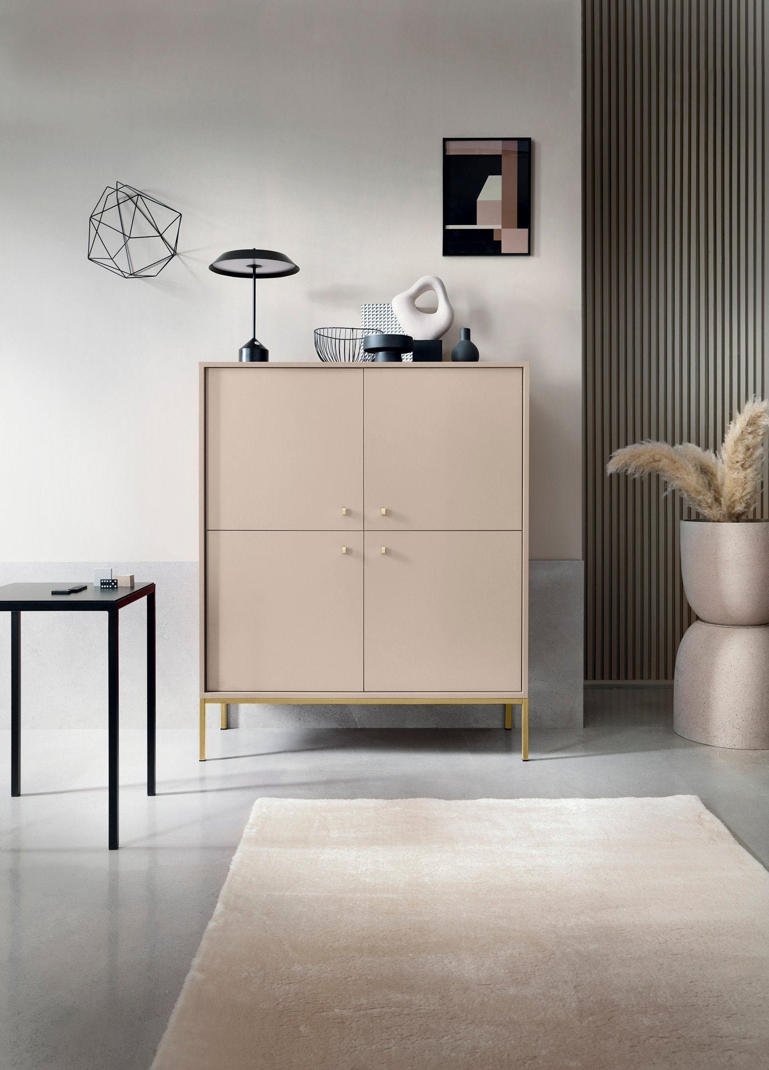 Komoda 104x126 w stylu vintage - cztery drzwi, złote uchwyty, metalowe nogi | Kviat
