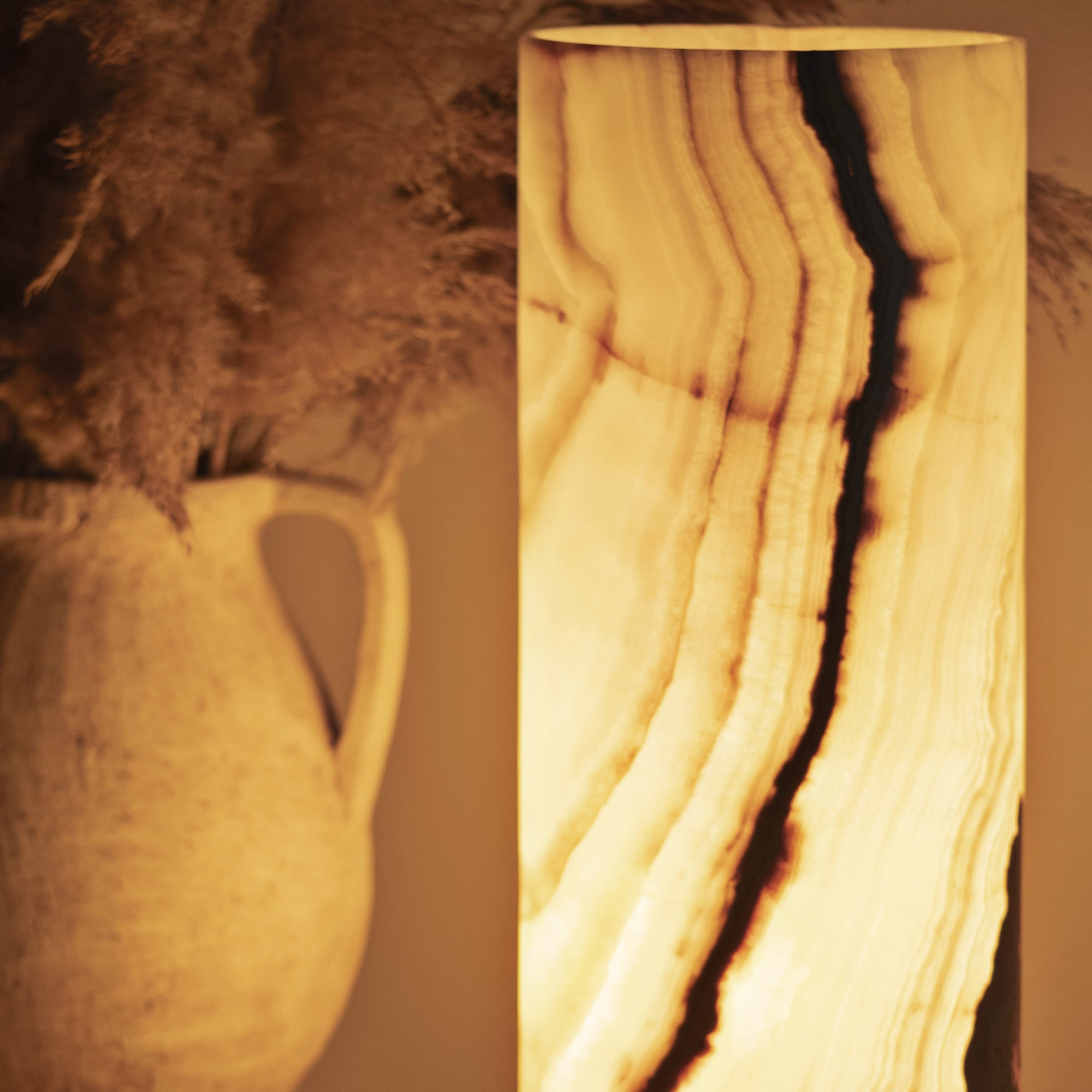 Lampa stołowa z onyksu w stylu eleganckim – naturalny onyks, unikatowy wzór, drewniana podstawa | Petrona