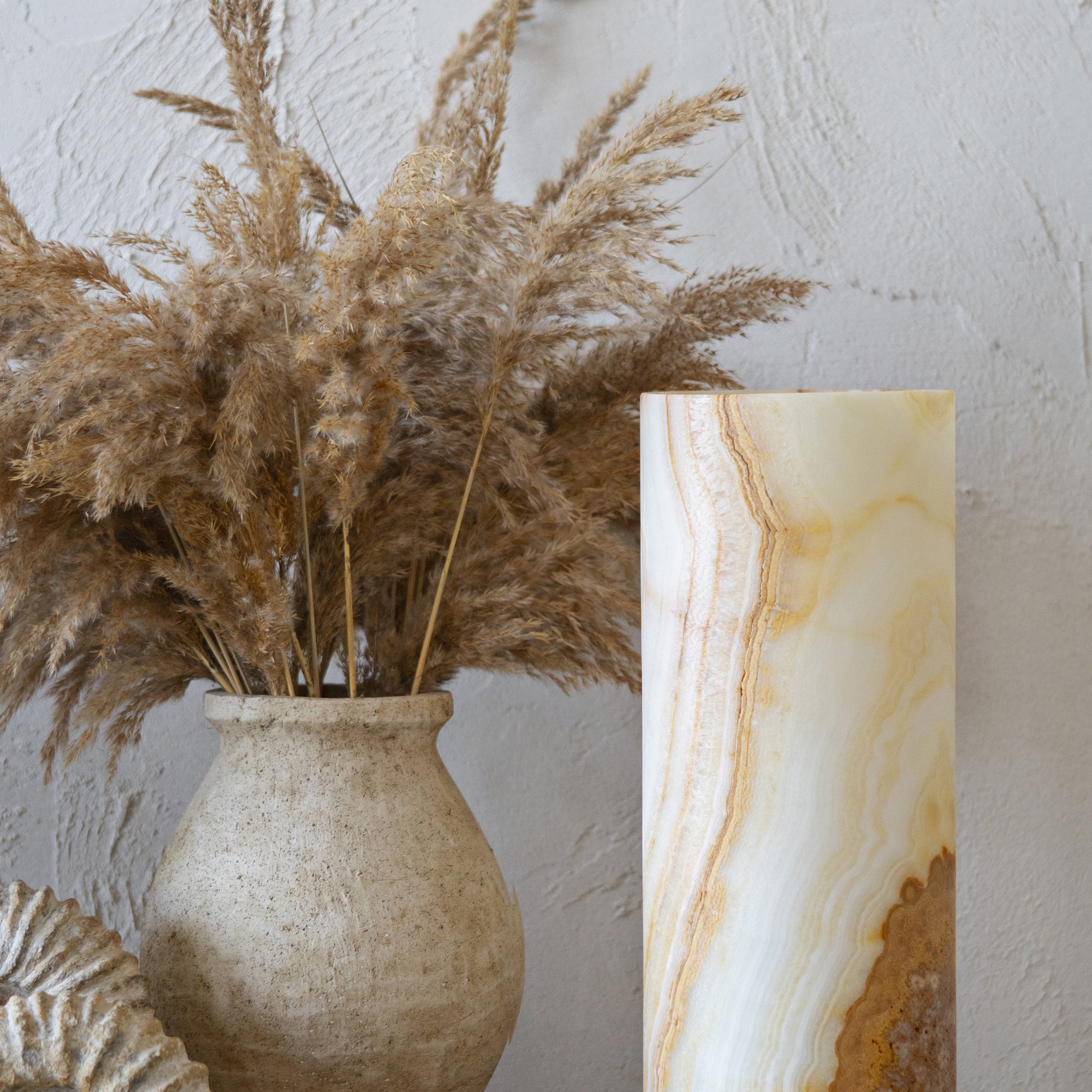 Lampa stołowa z onyksu w stylu eleganckim – naturalny onyks, unikatowy wzór, drewniana podstawa | Petrona