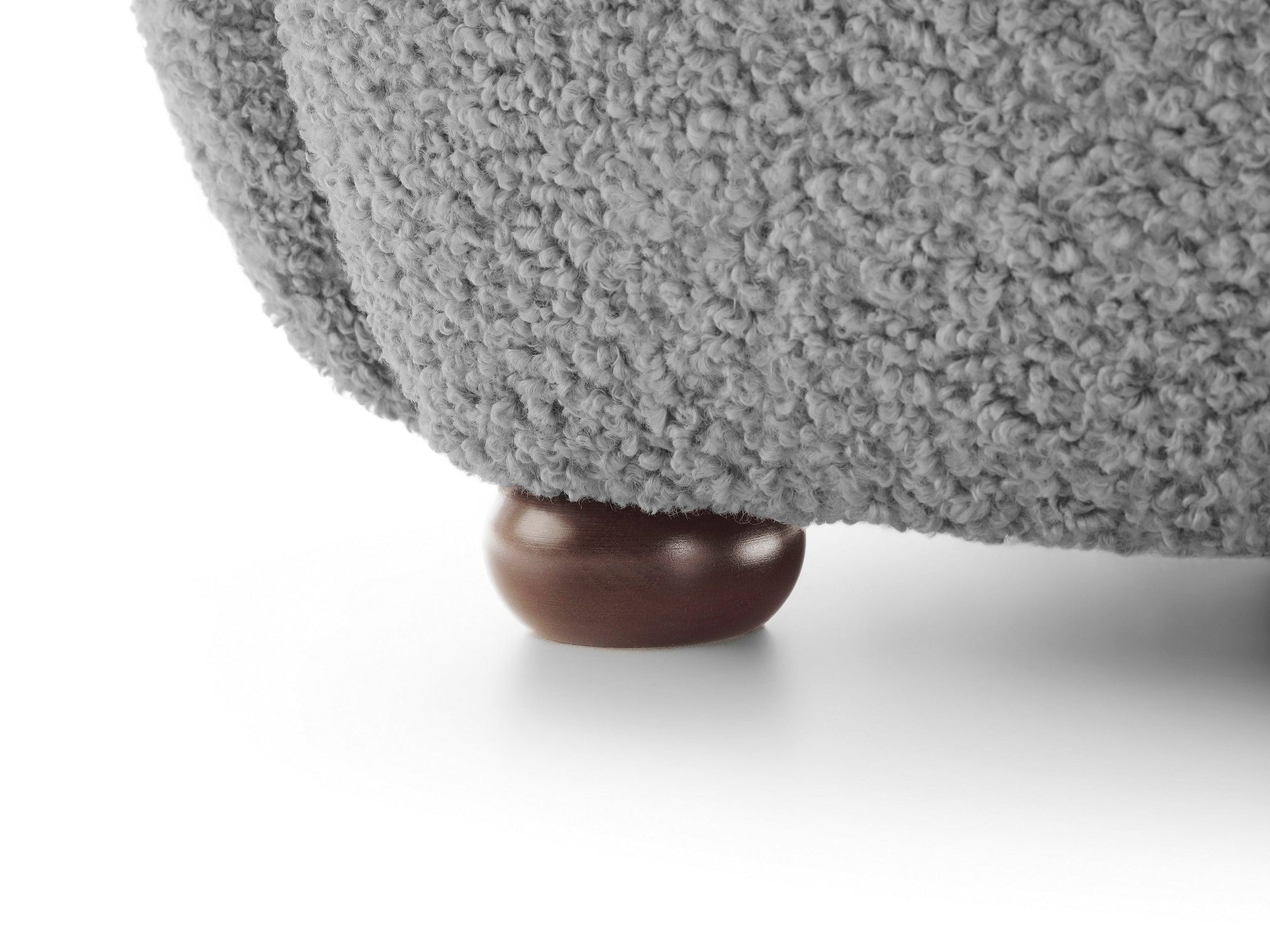 Fotel 88 cm do relaksu w stylu skandynawskim – tkanina ROLF bouclé, drewniane nogi | Tedi