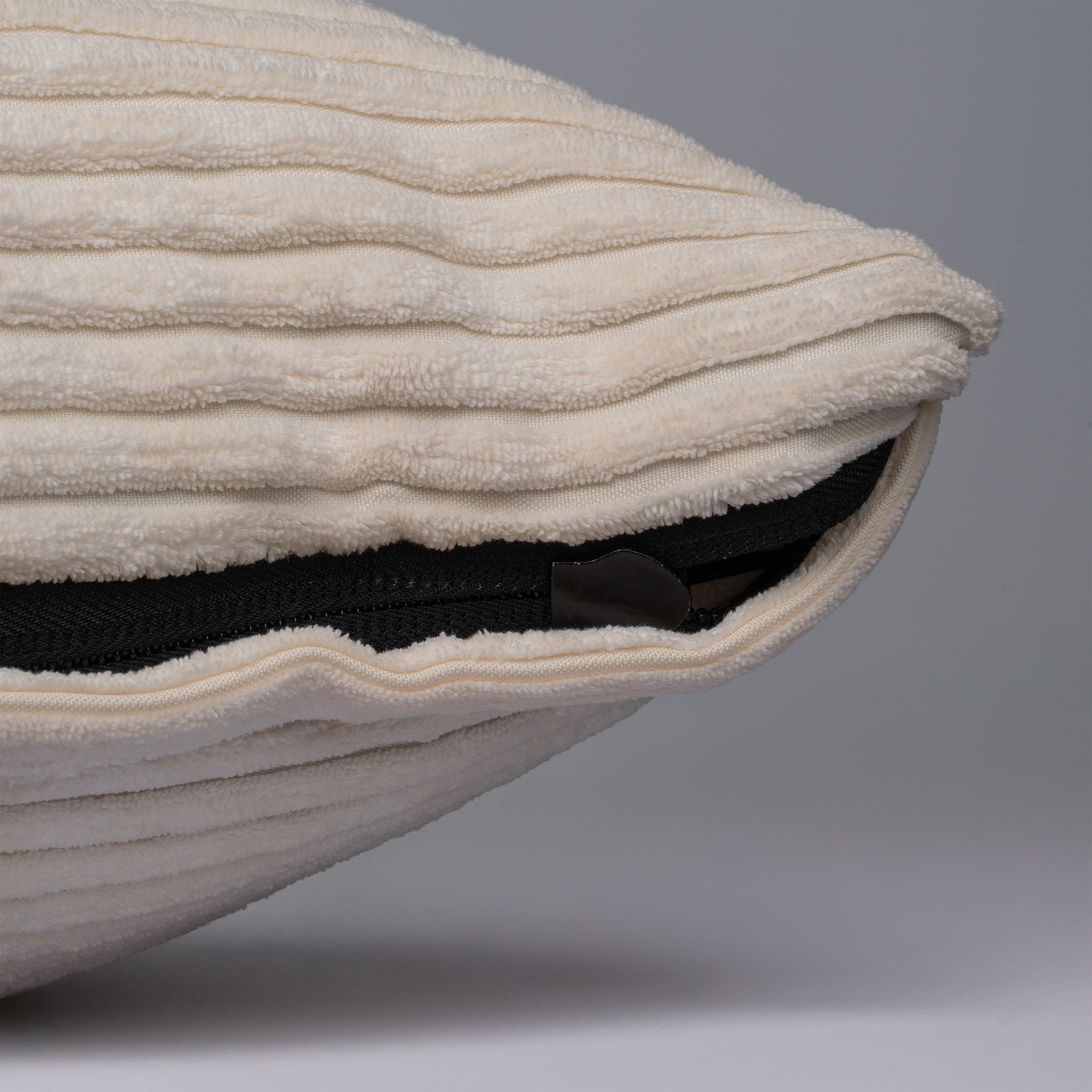 Poduszka dekoracyjna 45×45 cm w stylu scandi i boho | Szeroki Sztruks