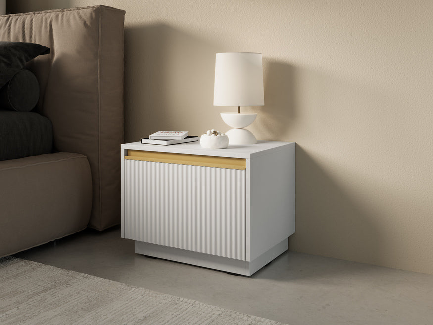 Szafka nocna 54x42 cm w stylu glamour – frezowany front, złote detale, bezuchwytowe otwieranie | Westa