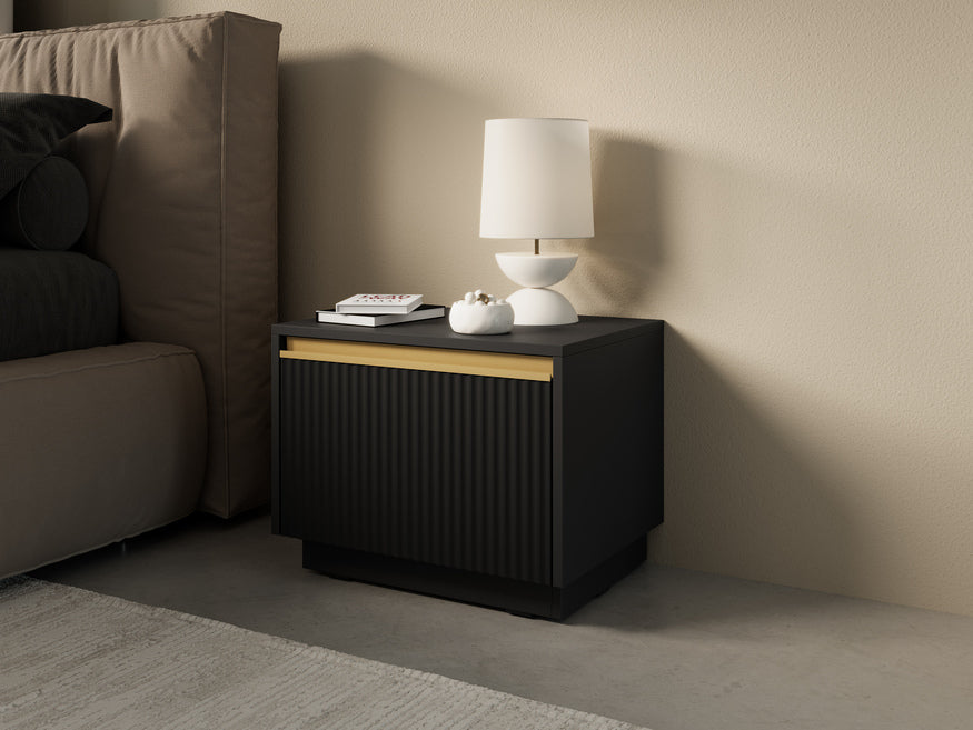 Szafka nocna 54x42 cm w stylu glamour – frezowany front, złote detale, bezuchwytowe otwieranie | Westa
