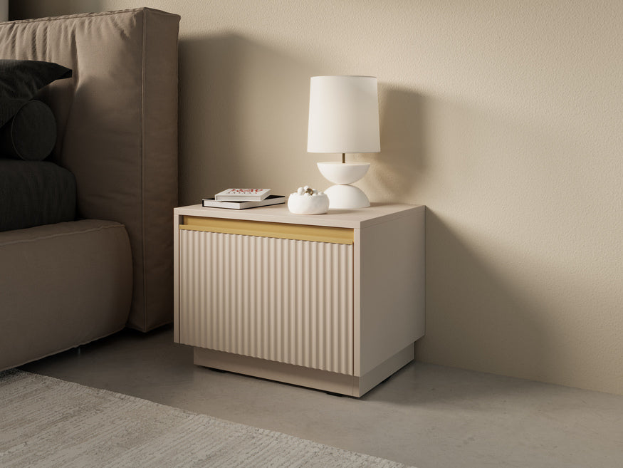 Szafka nocna 54x42 cm w stylu glamour – frezowany front, złote detale, bezuchwytowe otwieranie | Westa