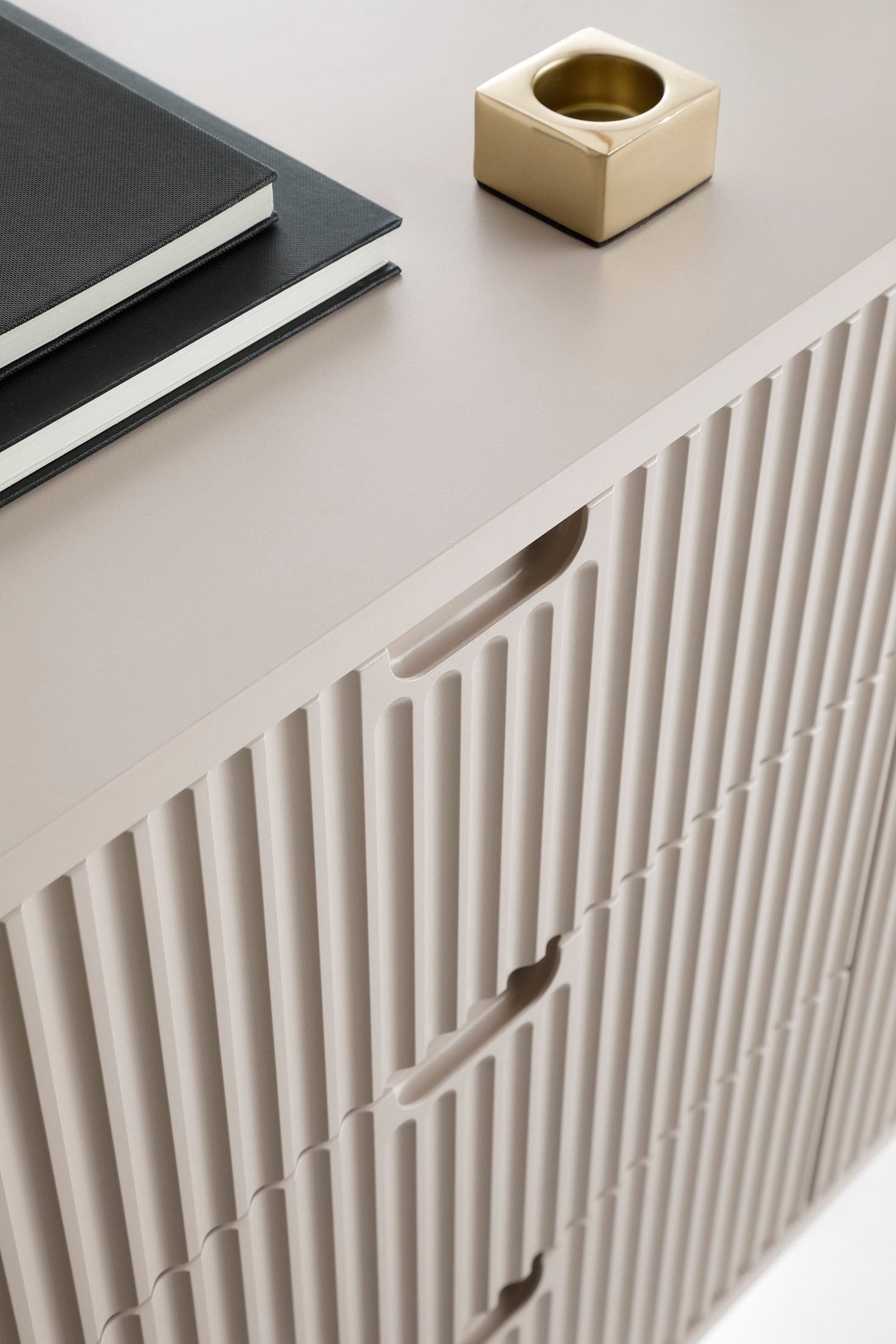 Komoda z drzwiami i szufladami 168x87 w stylu nowoczesnym - cichy domyk, złote lub czarne nóżki | Eva