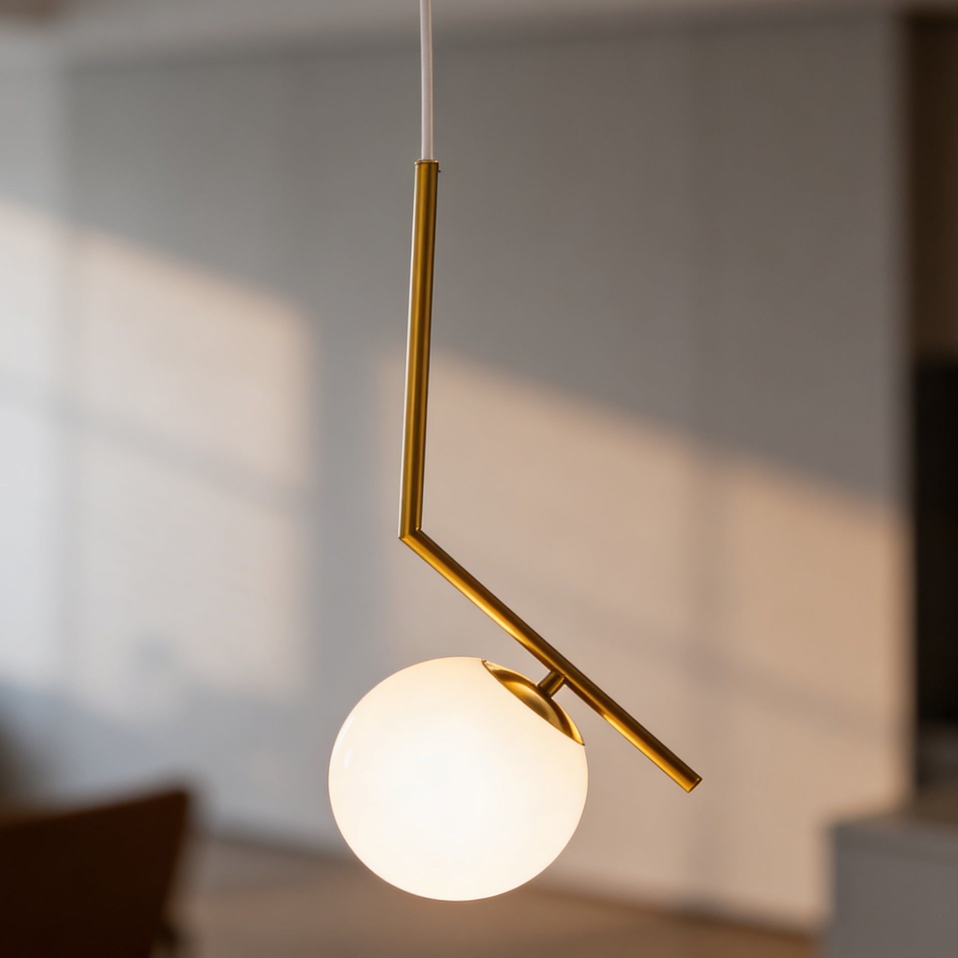 Lampa wisząca z kulą na ramieniu Orbitella