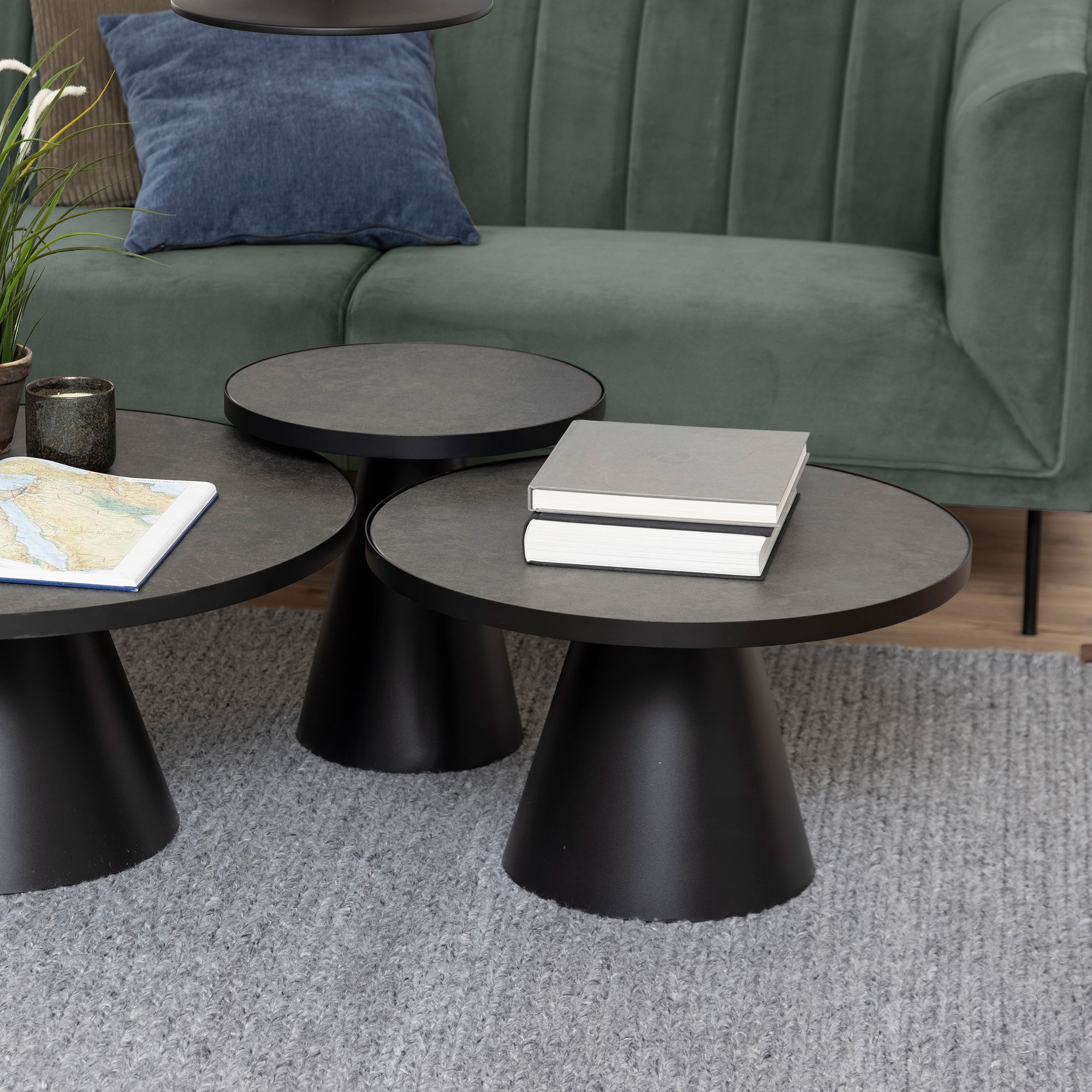 Okrągły stolik kawowy o średnicy 66 cm w stylu nowoczesnym – ceramiczny blat, centralna stalowa podstawa | Soren