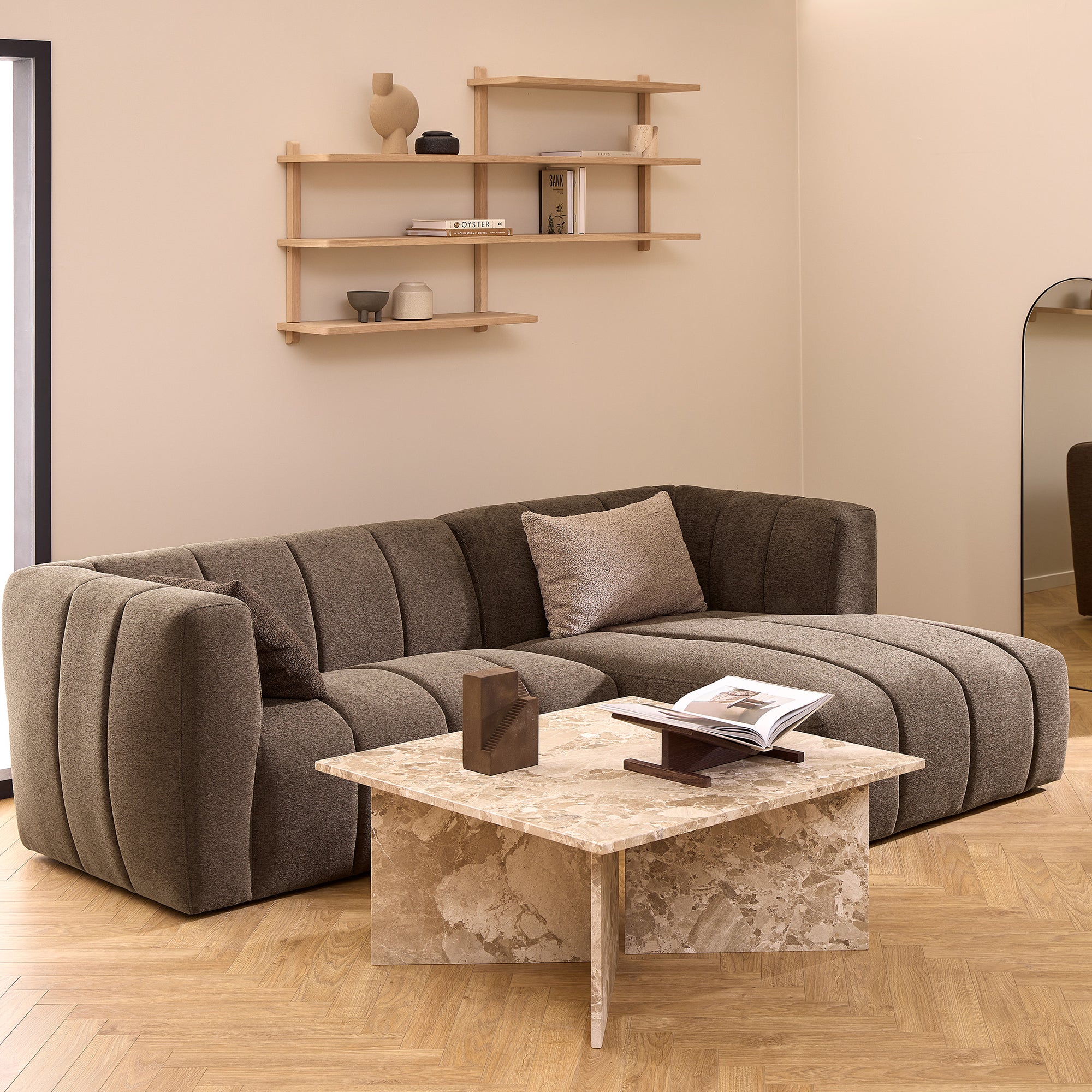 Stolik kawowy 90x42 w stylu eleganckim – marmurowe wykończenie, podstawa V-shape, duży blat | Plaris