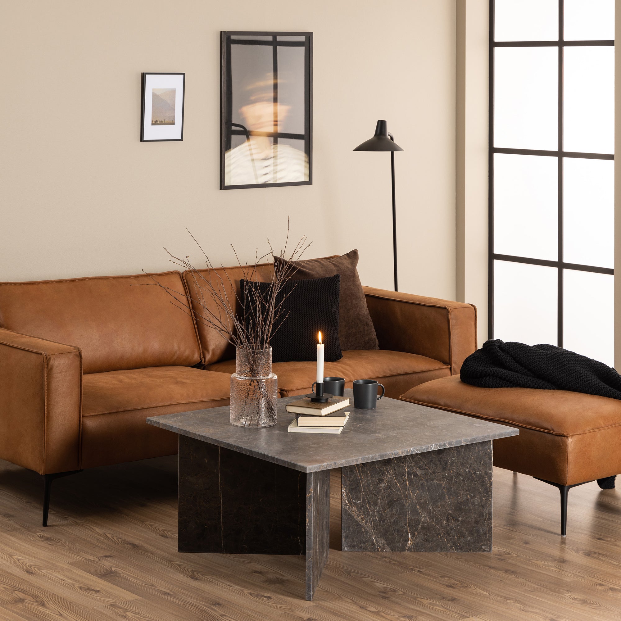 Stolik kawowy 90x42 w stylu eleganckim – marmurowe wykończenie, podstawa V-shape, duży blat | Plaris