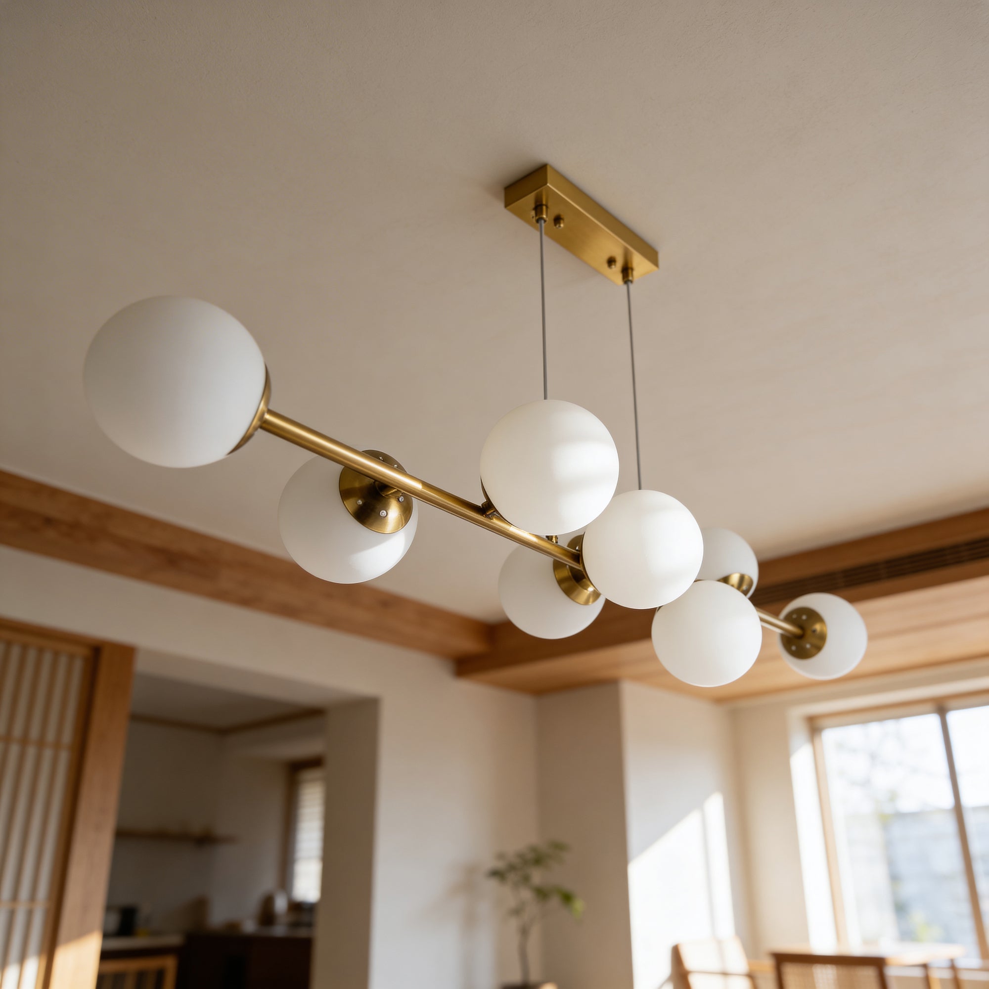 Lampa wisząca wielopunktowa w stylu nowoczesnym – złota konstrukcja, 8 szklanych kul | Orbitella