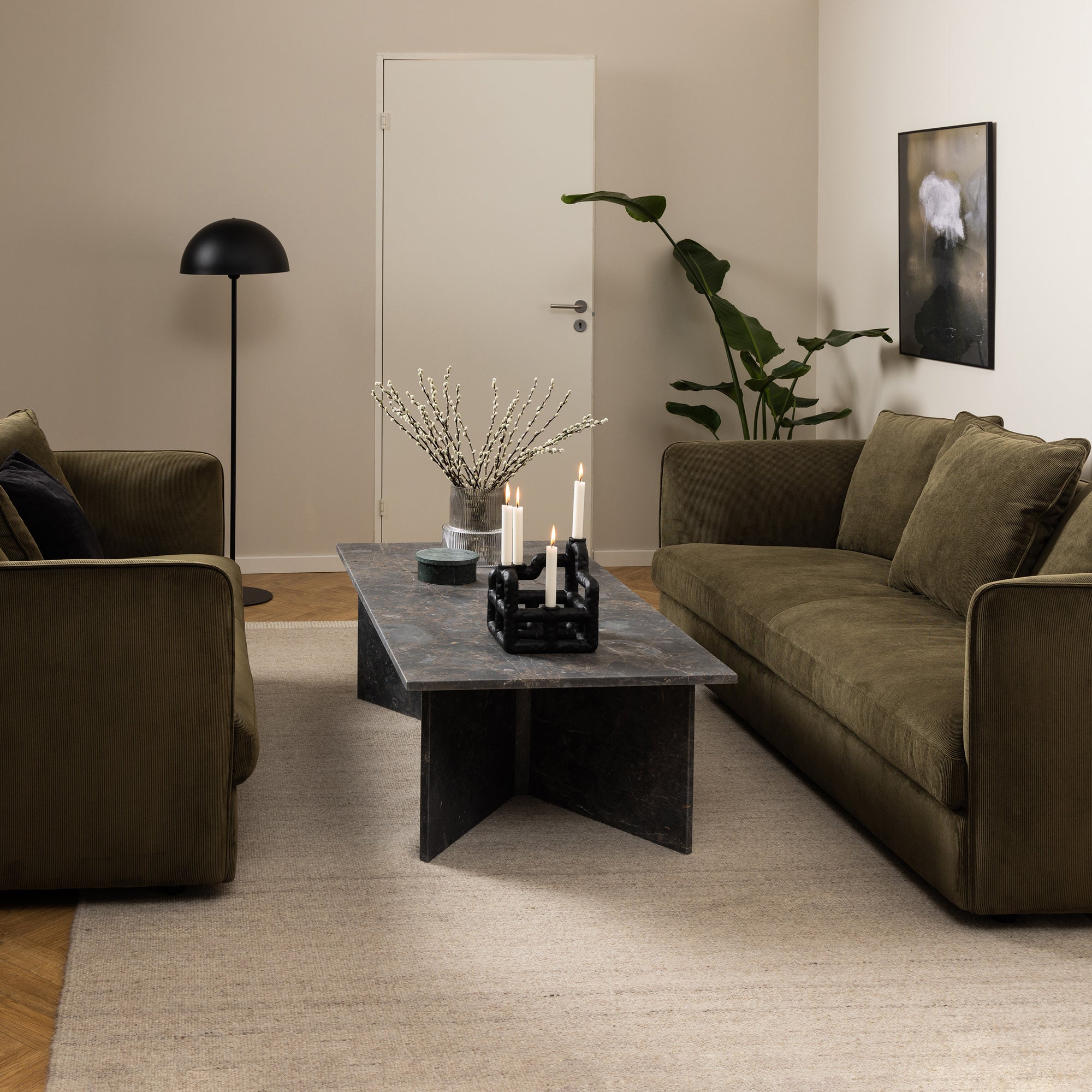 Stolik kawowy 140x42 w stylu eleganckim – duży blat, marmurowe wykończenie, podstawa V-shape | Plaris