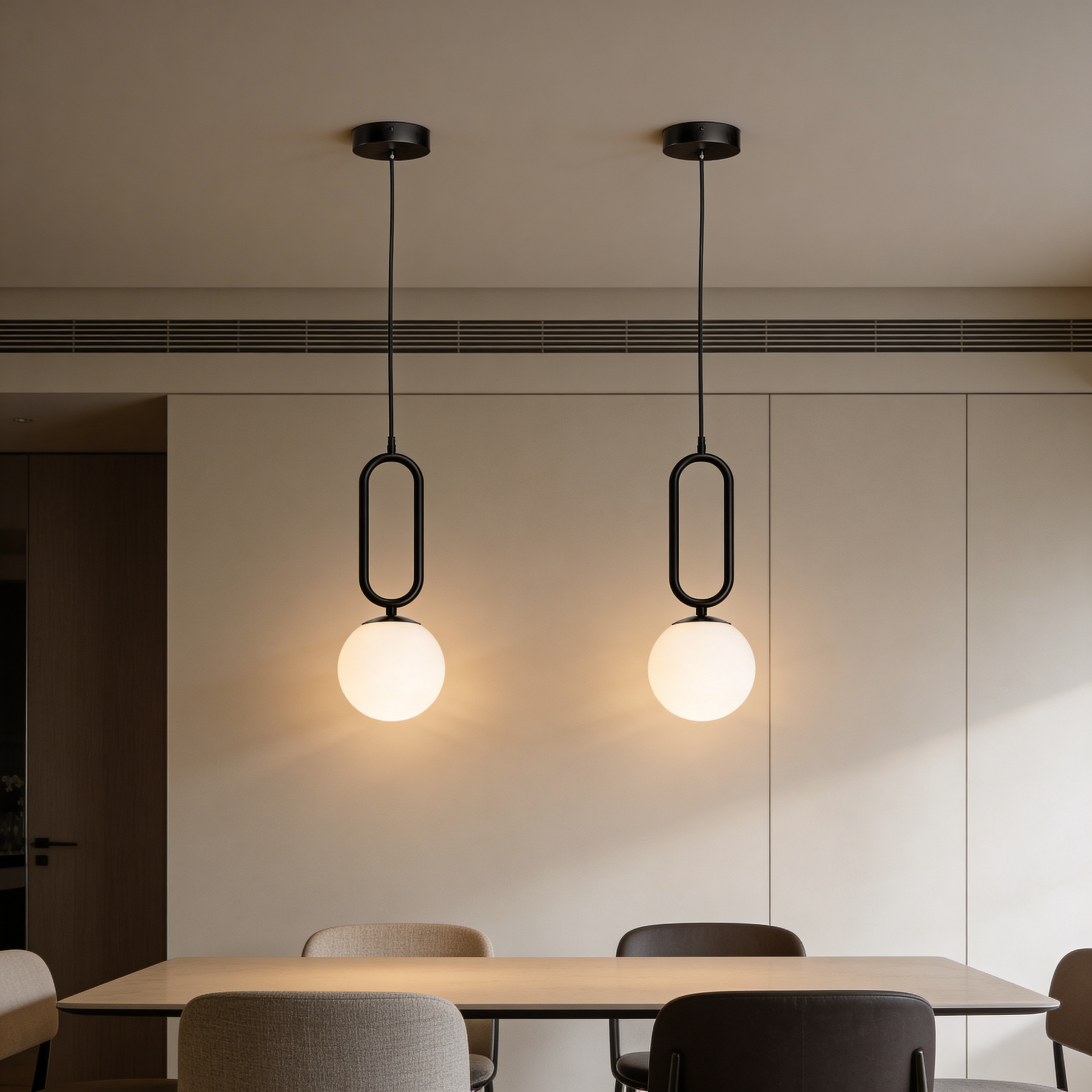 Lampa wisząca z kulistym kloszem i czarną ramą w stylu loftowym – geometryczna forma, szkło, E27 | Obal