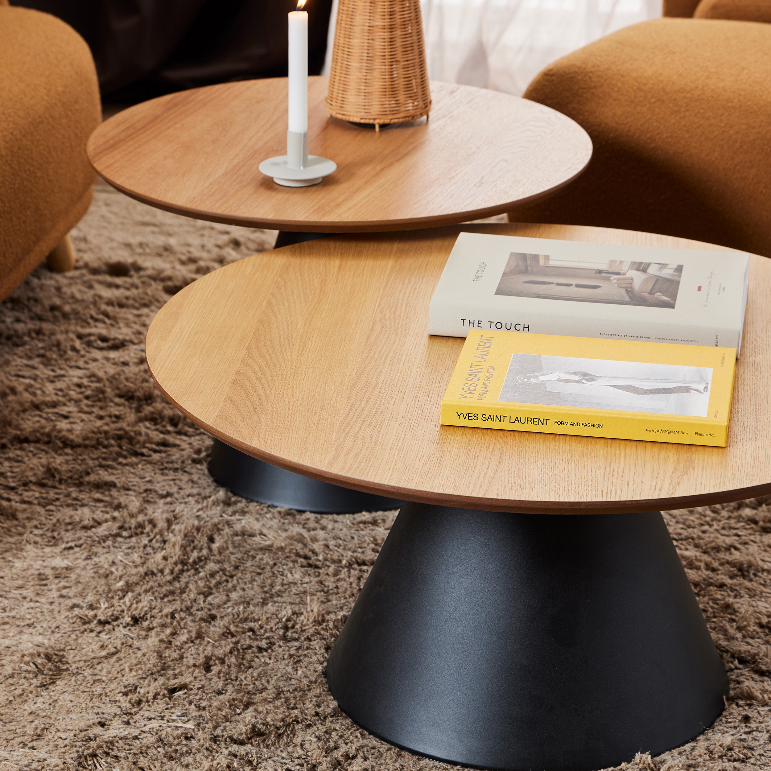 Okrągły stolik kawowy o średnicy 65 cm w stylu soft loft – zaokrąglone krawędzie, fornir dębowy, kolumnowa podstawa | Talin