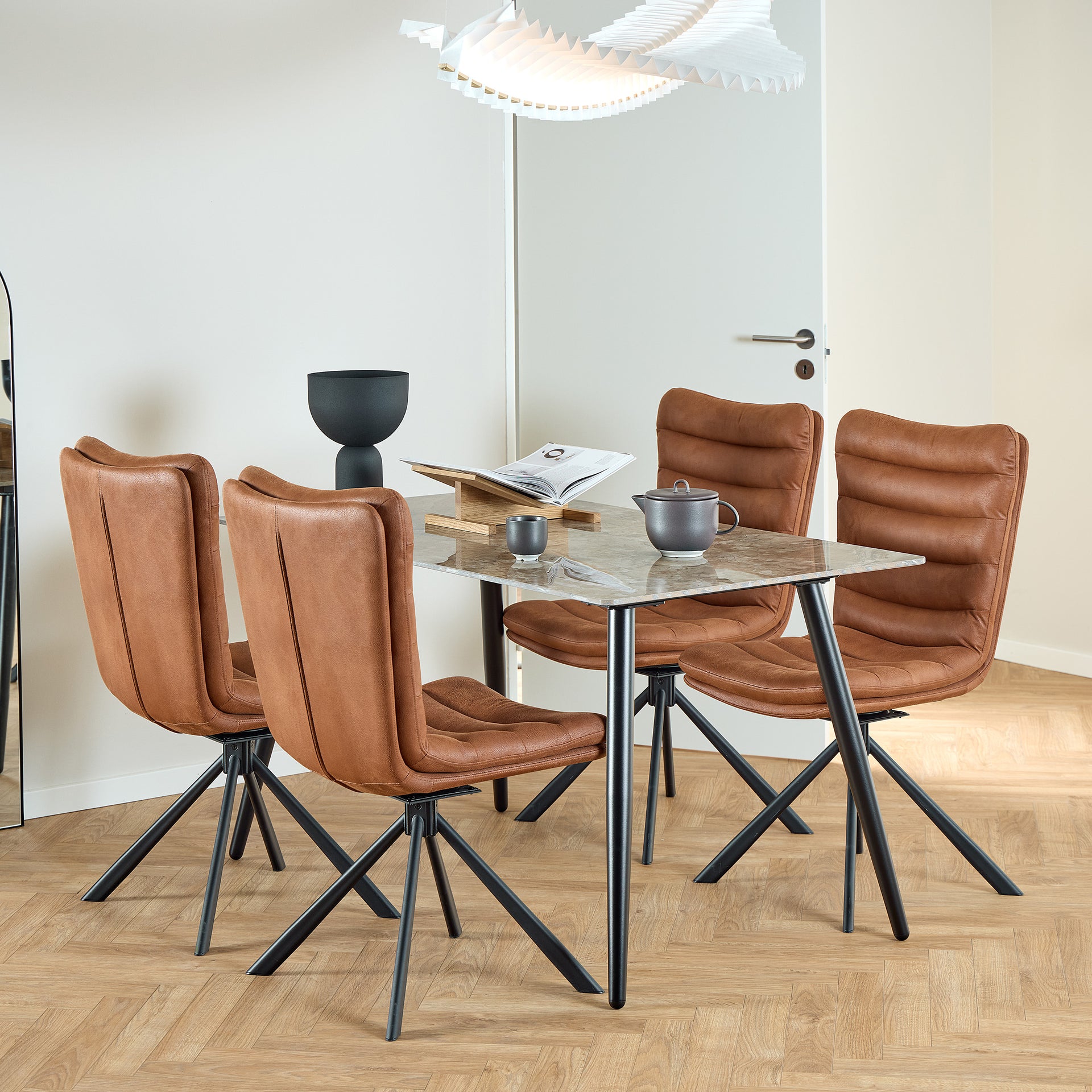 Zestaw dwóch krzeseł obrotowych w stylu nowoczesnym - tapicerowane, przeszycia poziome, metalowa podstawa krzyżak | Ondris