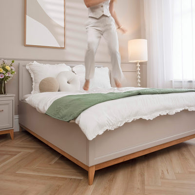 Łóżko Serena 140x200 i 160x200 z pojemnikiem i frezowanym zagłówkiem w stylu modern classic – w aranżacji wnętrza