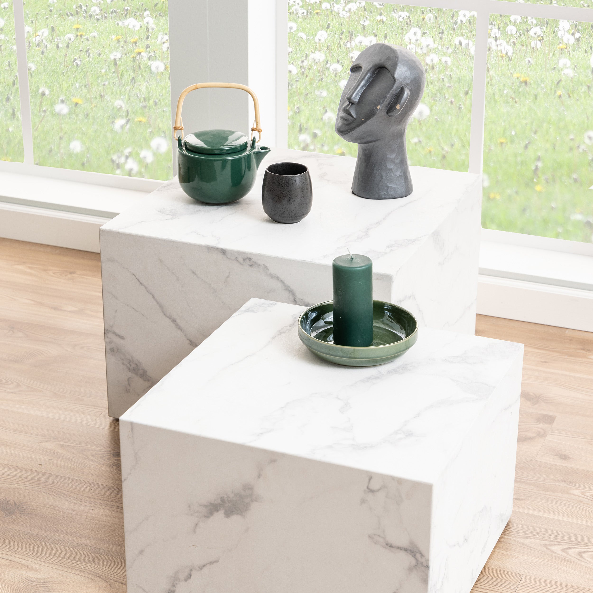 Zestaw dwóch stolików kawowych w stylu modern organic – imitacja drewna lub kamienia, pełna bryła, modułowy komplet | Quadrato