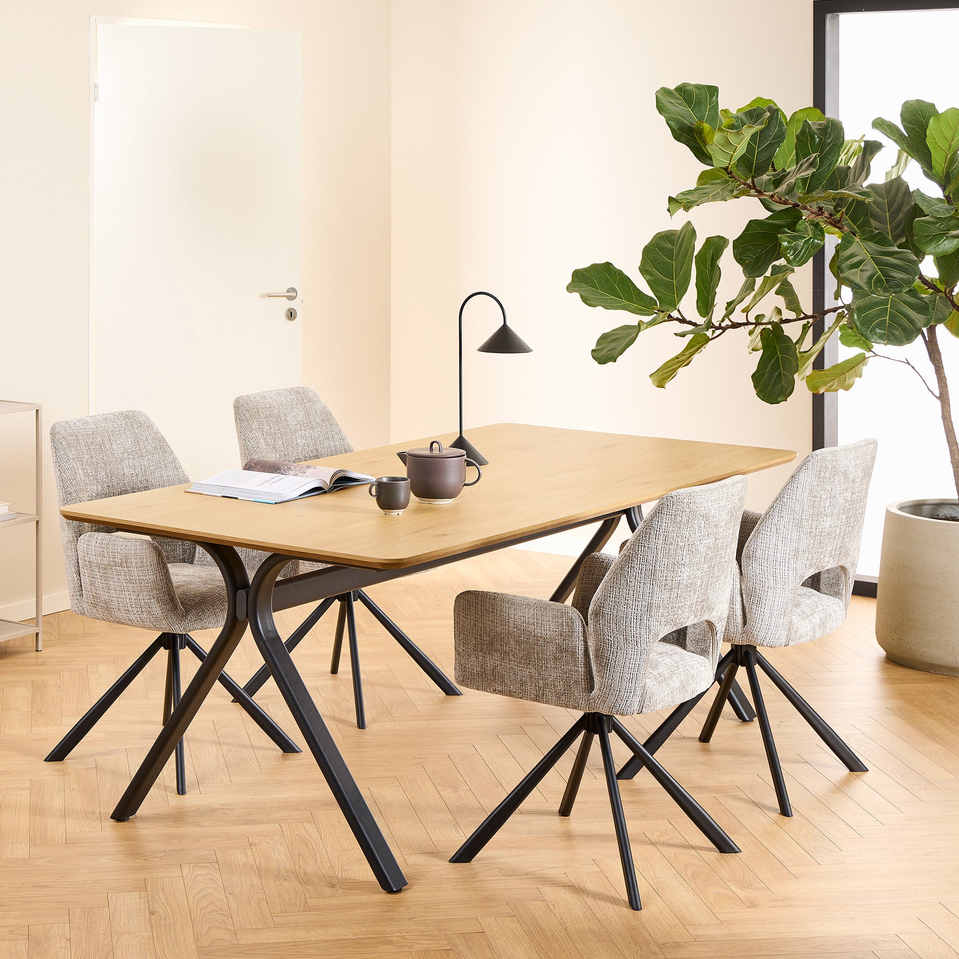 Zestaw dwóch krzeseł obrotowych z podłokietnikami w stylu nowoczesnym - wyprofilowane oparcie, podstawa krzyżak | Fente