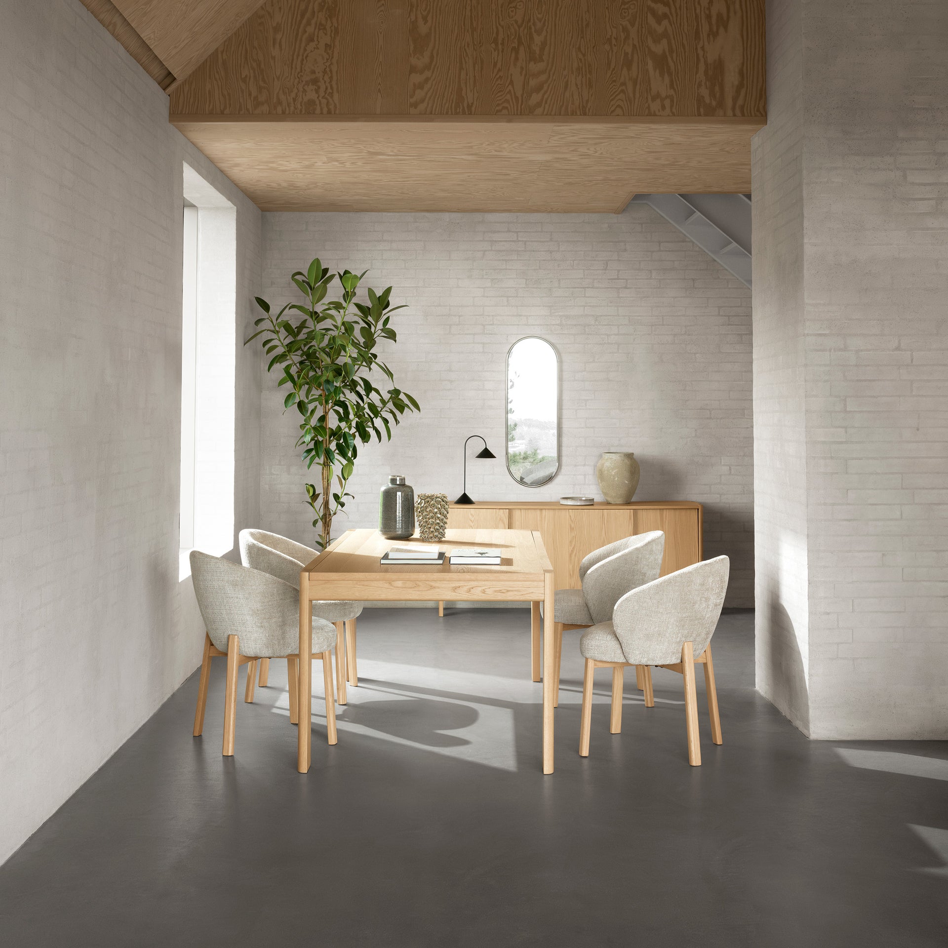 Zestaw dwóch krzeseł z podłokietnikami w stylu nowoczesnym - dębowa podstawa, miękkie siedzisko | Melor