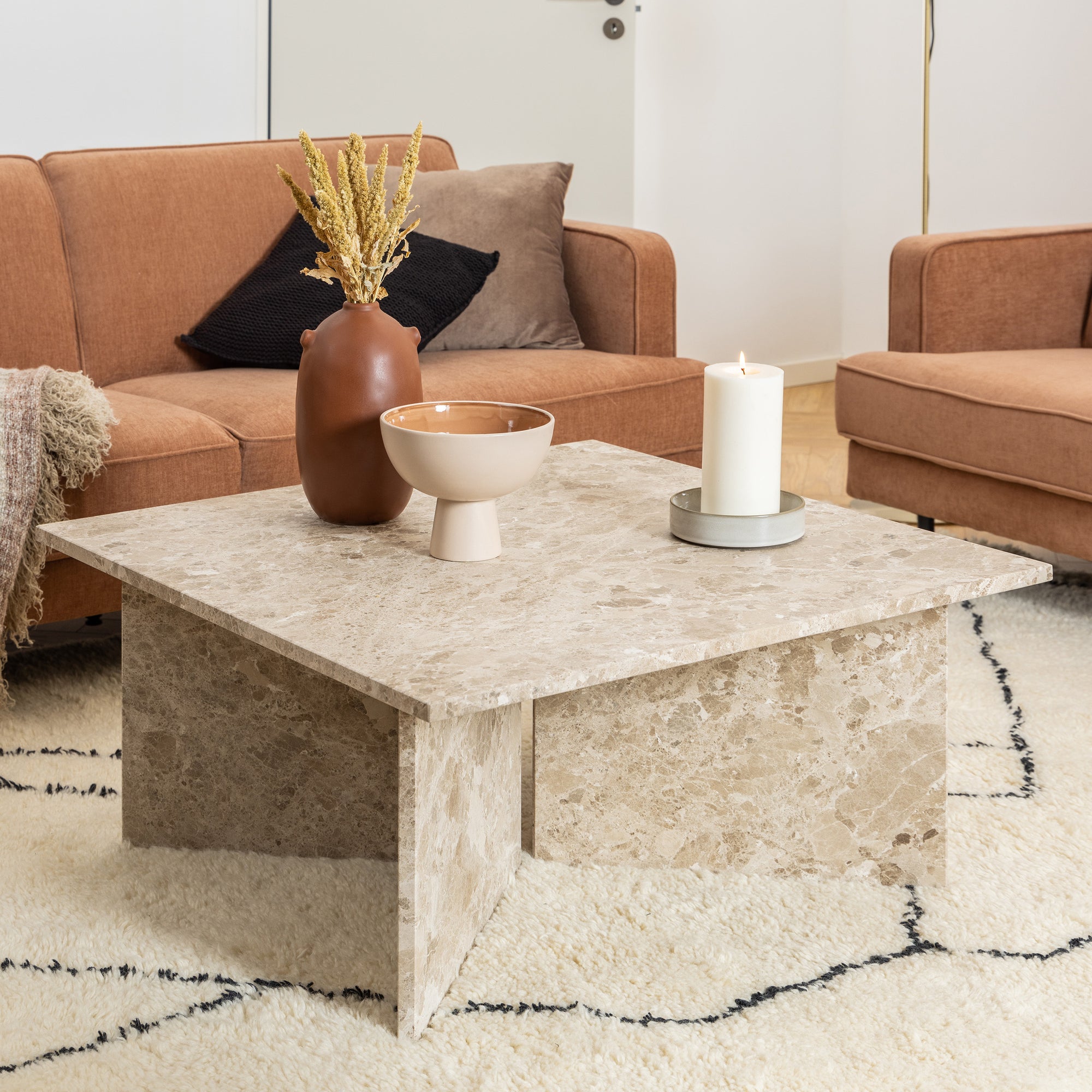 Stolik kawowy 90x42 w stylu eleganckim – marmurowe wykończenie, podstawa V-shape, duży blat | Plaris