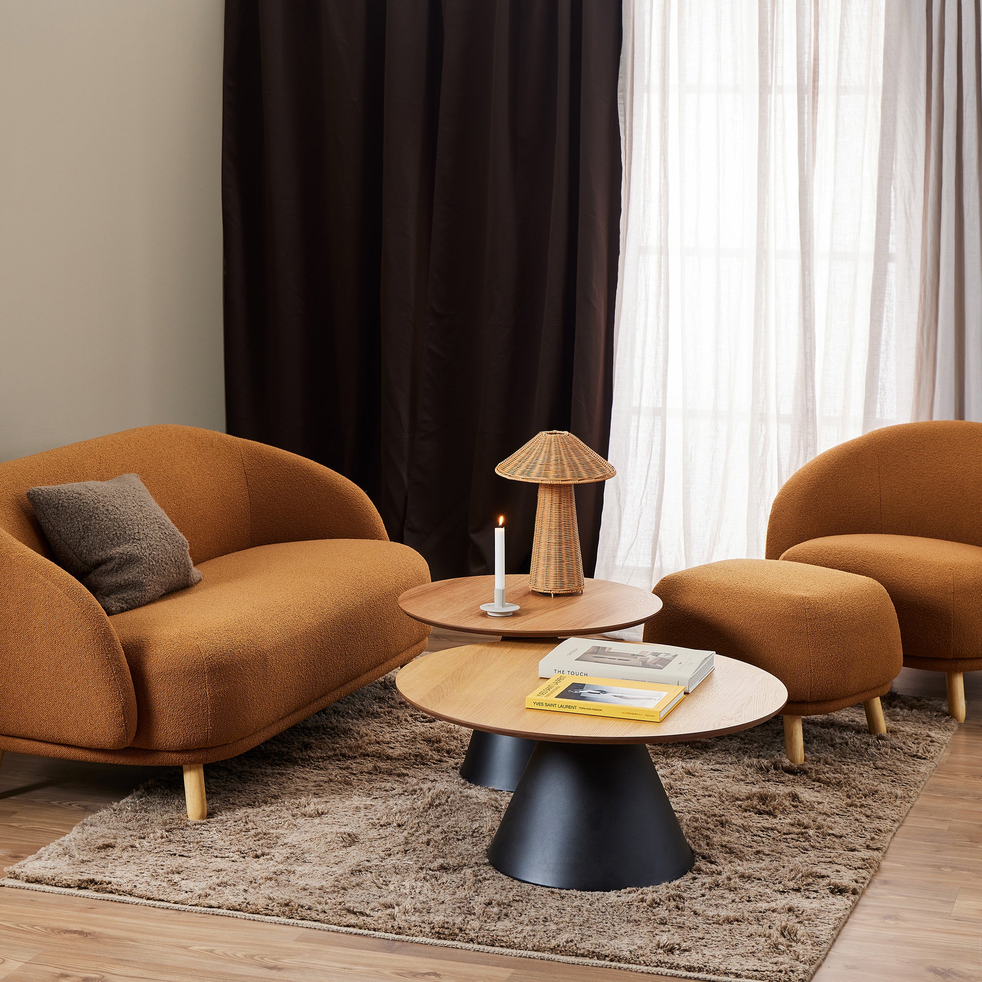 Okrągły stolik kawowy o średnicy 65 cm w stylu soft loft – zaokrąglone krawędzie, fornir dębowy, kolumnowa podstawa | Talin