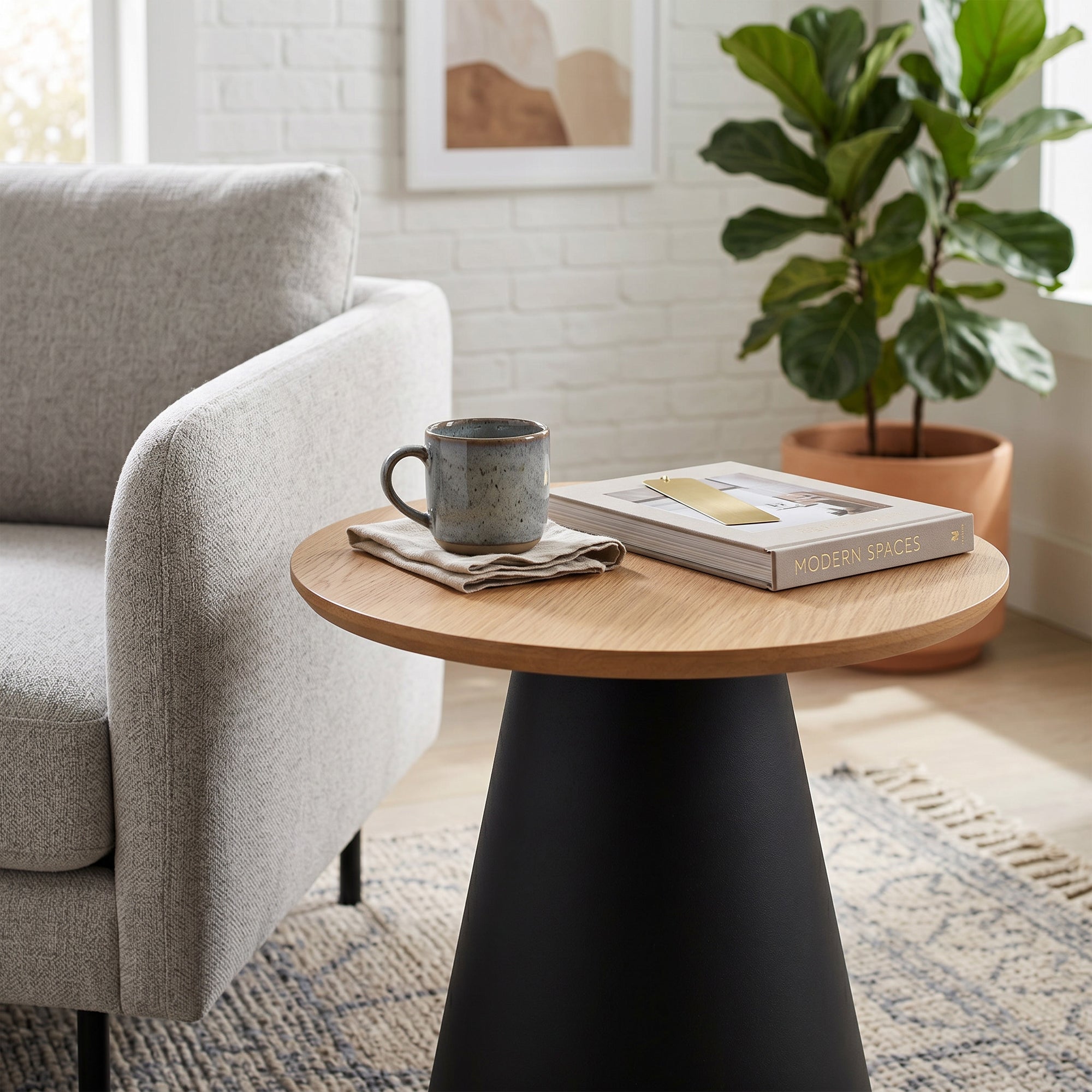 Okrągły stolik kawowy o średnicy 45 cm w stylu soft loft – kompaktowy rozmiar, naturalny rysunek drewna | Talin