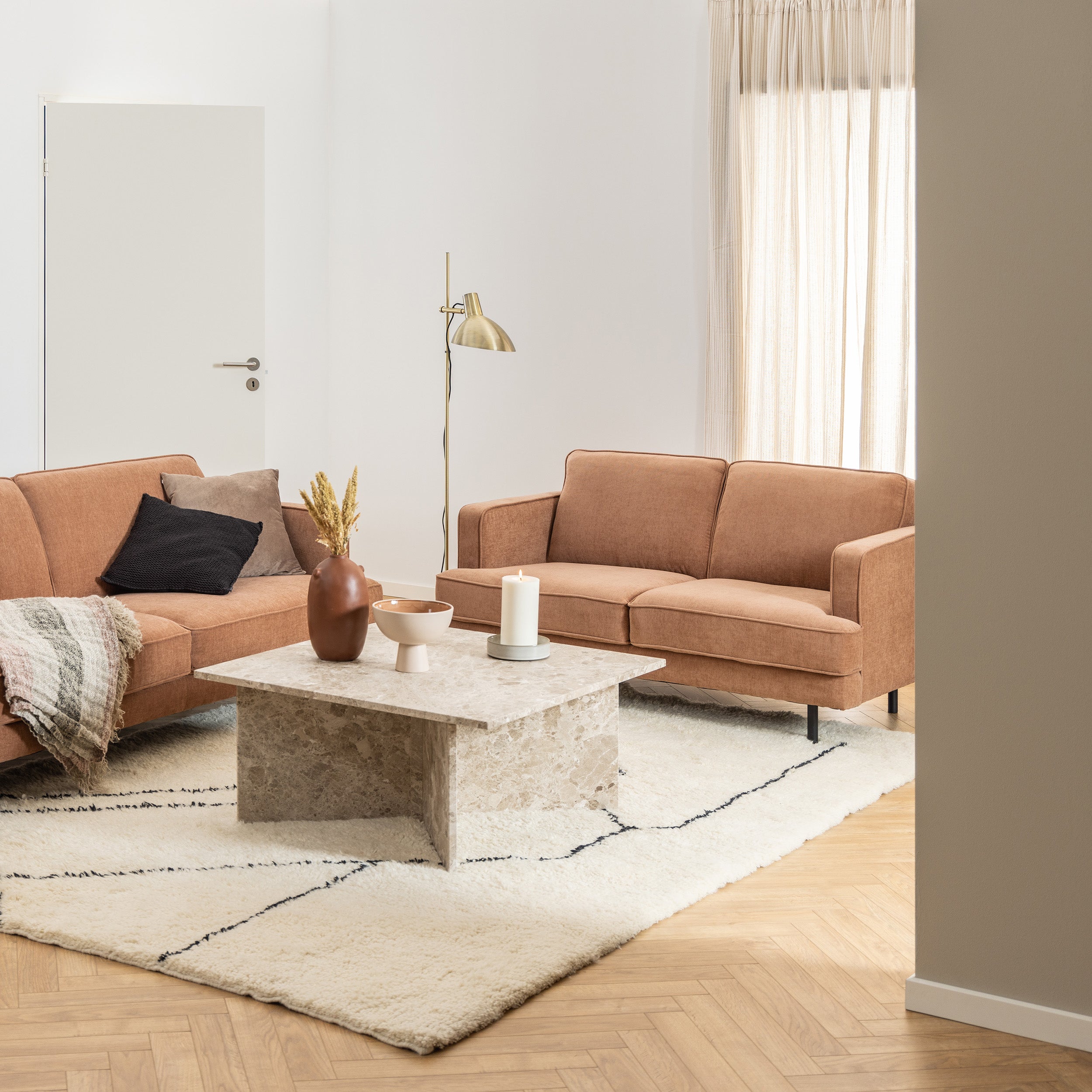 Stolik kawowy 90x42 w stylu eleganckim – marmurowe wykończenie, podstawa V-shape, duży blat | Plaris