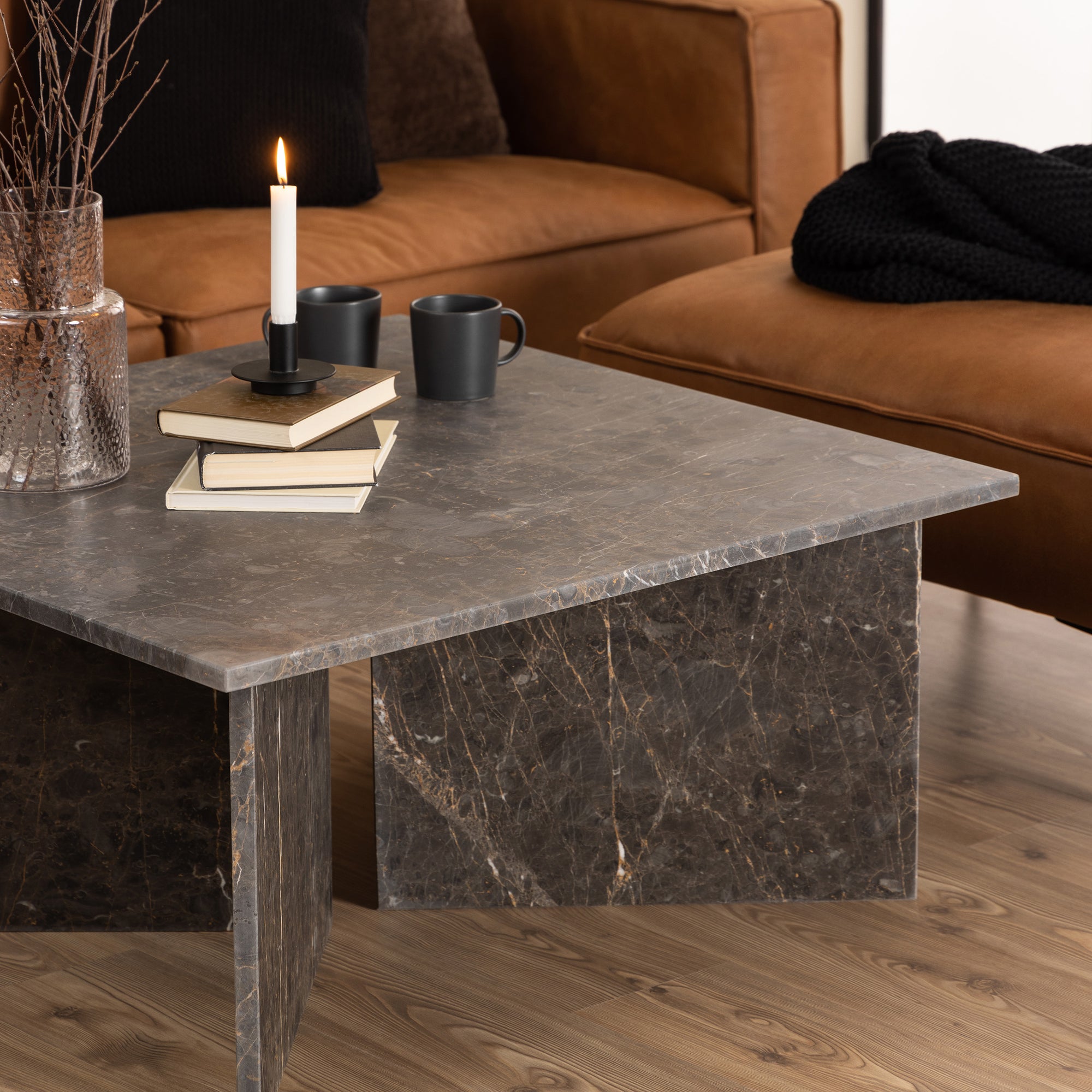Stolik kawowy 90x42 w stylu eleganckim – marmurowe wykończenie, podstawa V-shape, duży blat | Plaris