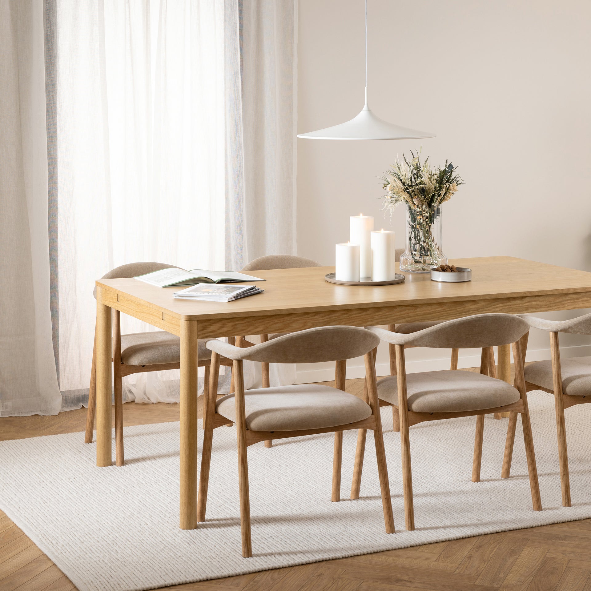 Zestaw dwóch krzeseł z podłokietnikami w stylu skandynawskim - dębowa podstawa, tapicerowane siedzisko | Hikari Komfort